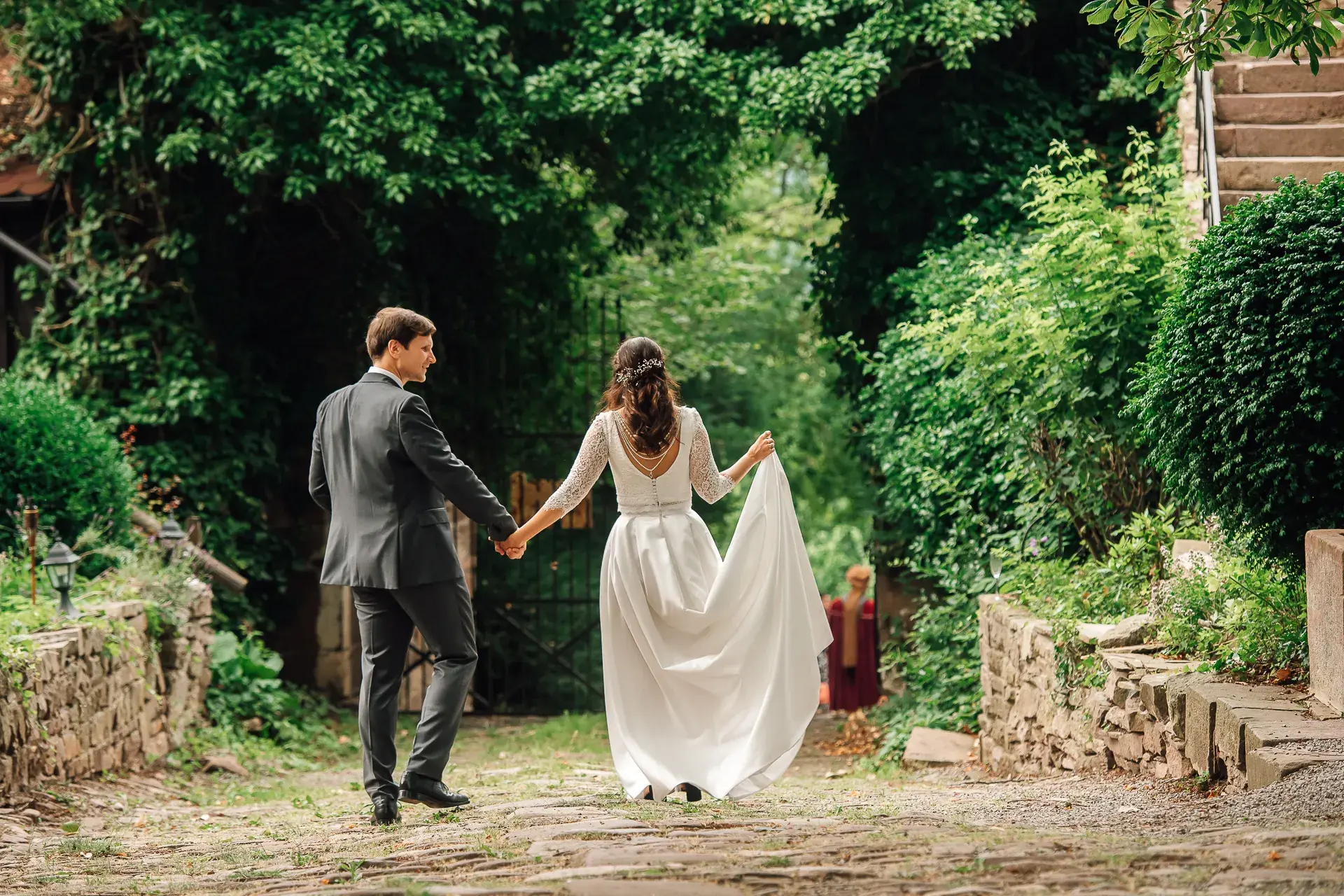 Brautpaar vor der Kulisse des Reinhardswalds — Hochzeitsreportage Sababurg