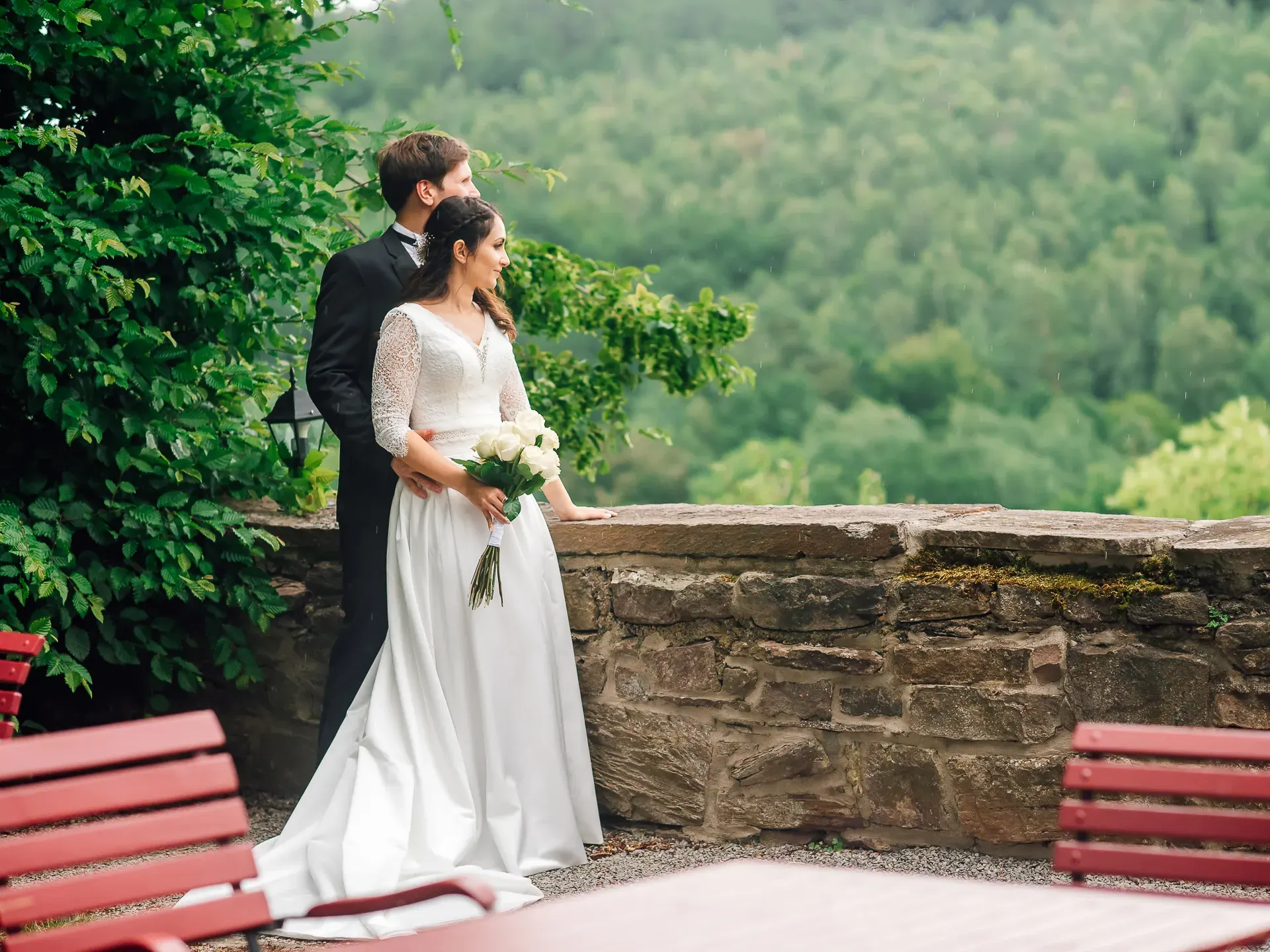 Inniger Moment im goldenen Licht — Brautpaar-Shooting Sababurg