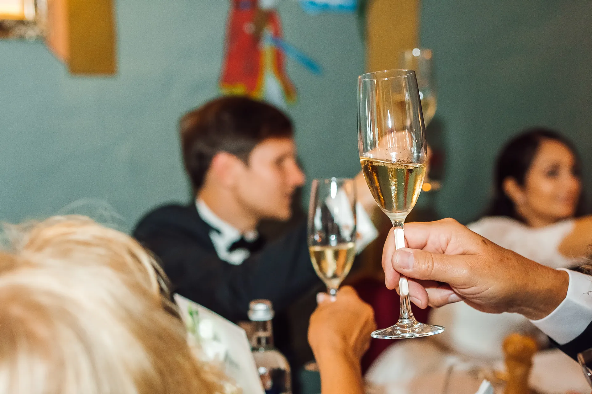 Gäste feiern ausgelassen — Hochzeitsparty Sababurg