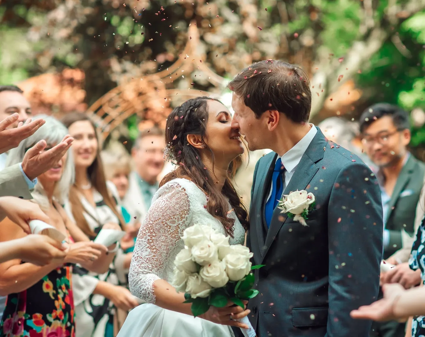 Brautpaar küsst sich unter dem Traubogen — Hochzeit im Dornröschenschloss Sababurg