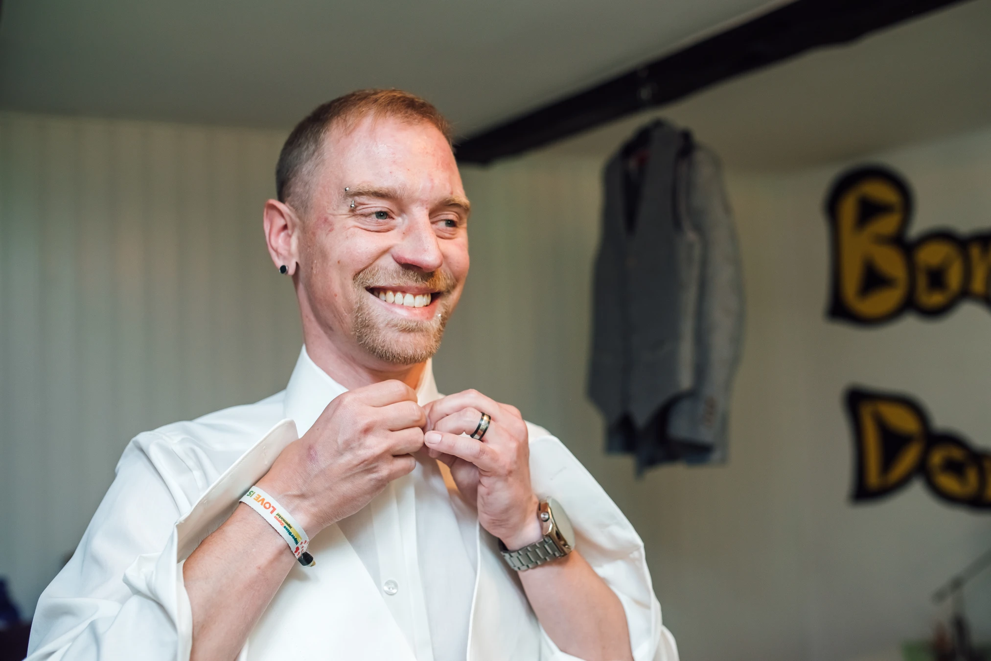 Getting Ready Moment — S. vor dem Spiegel