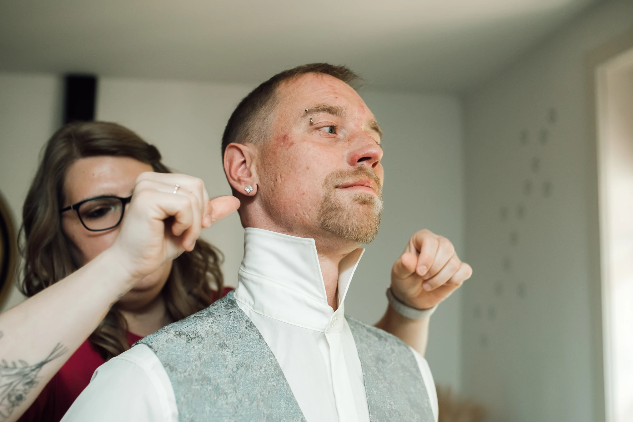 Anzugdetail und Blume — Bräutigam Getting Ready Göttingen