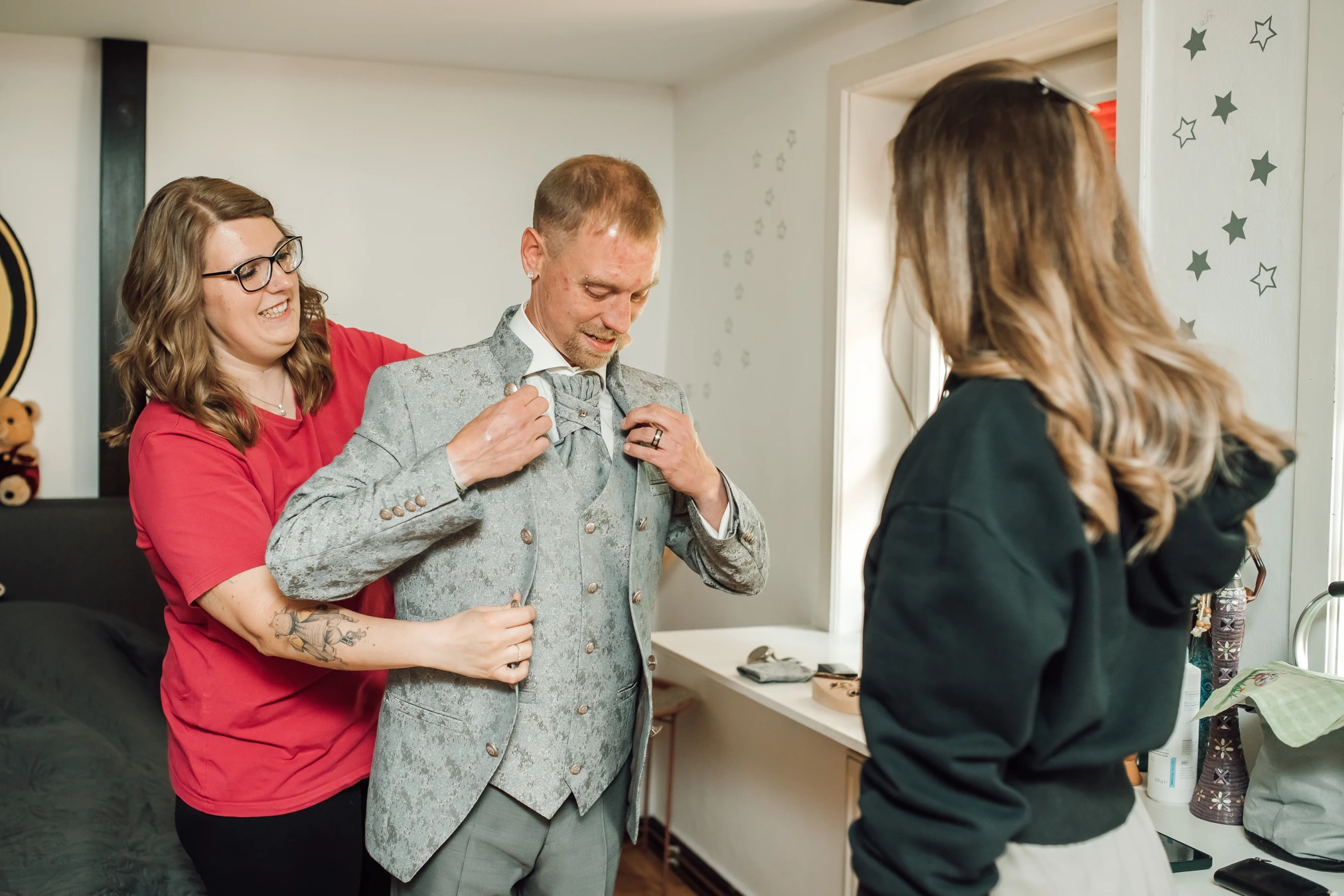 Bräutigam S. mit Trauzeugen — Getting Ready