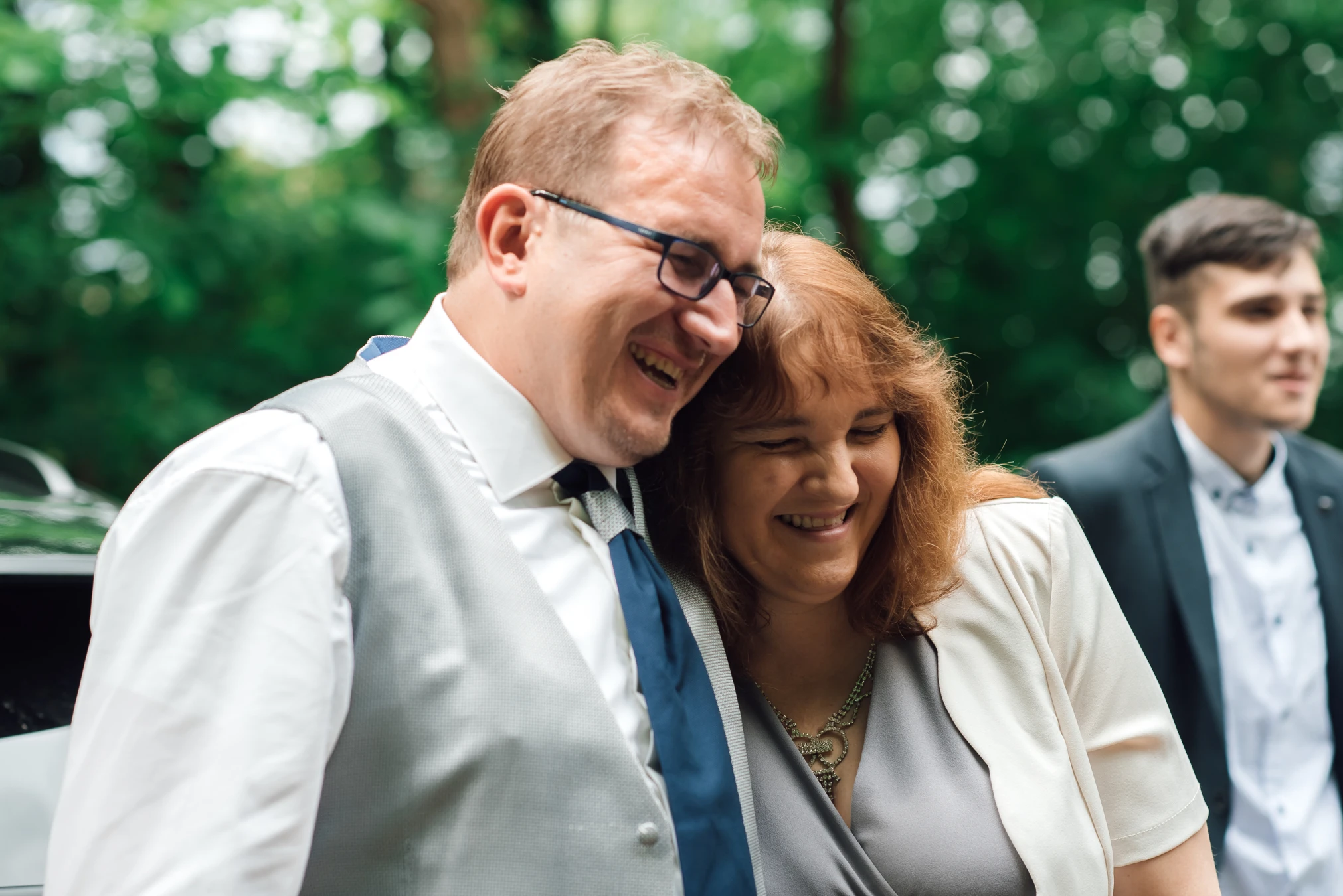 Zärtlicher Moment beim First Look — Hochzeit S & G