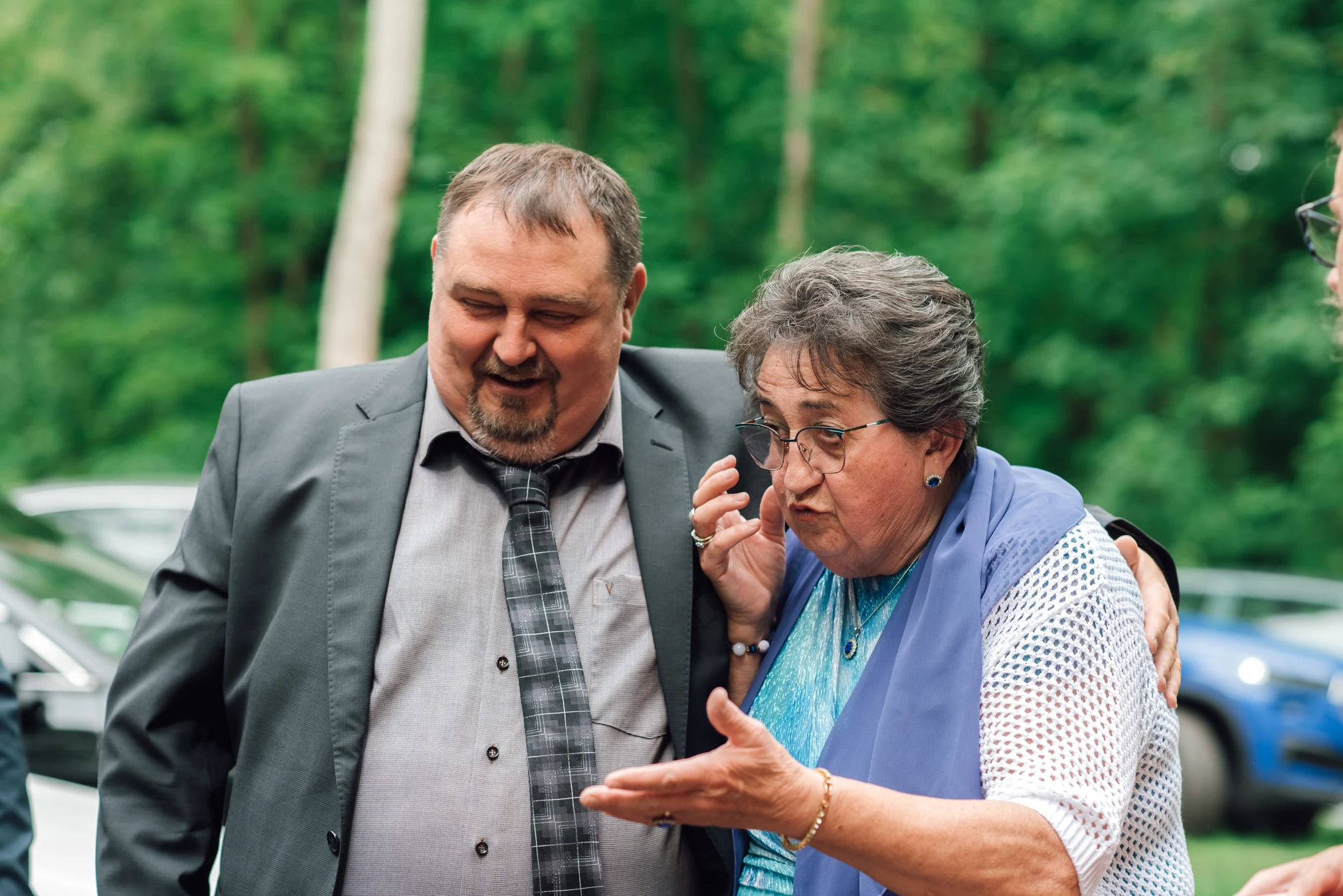 Händchenhalten — S. & G. vor der standesamtlichen Trauung