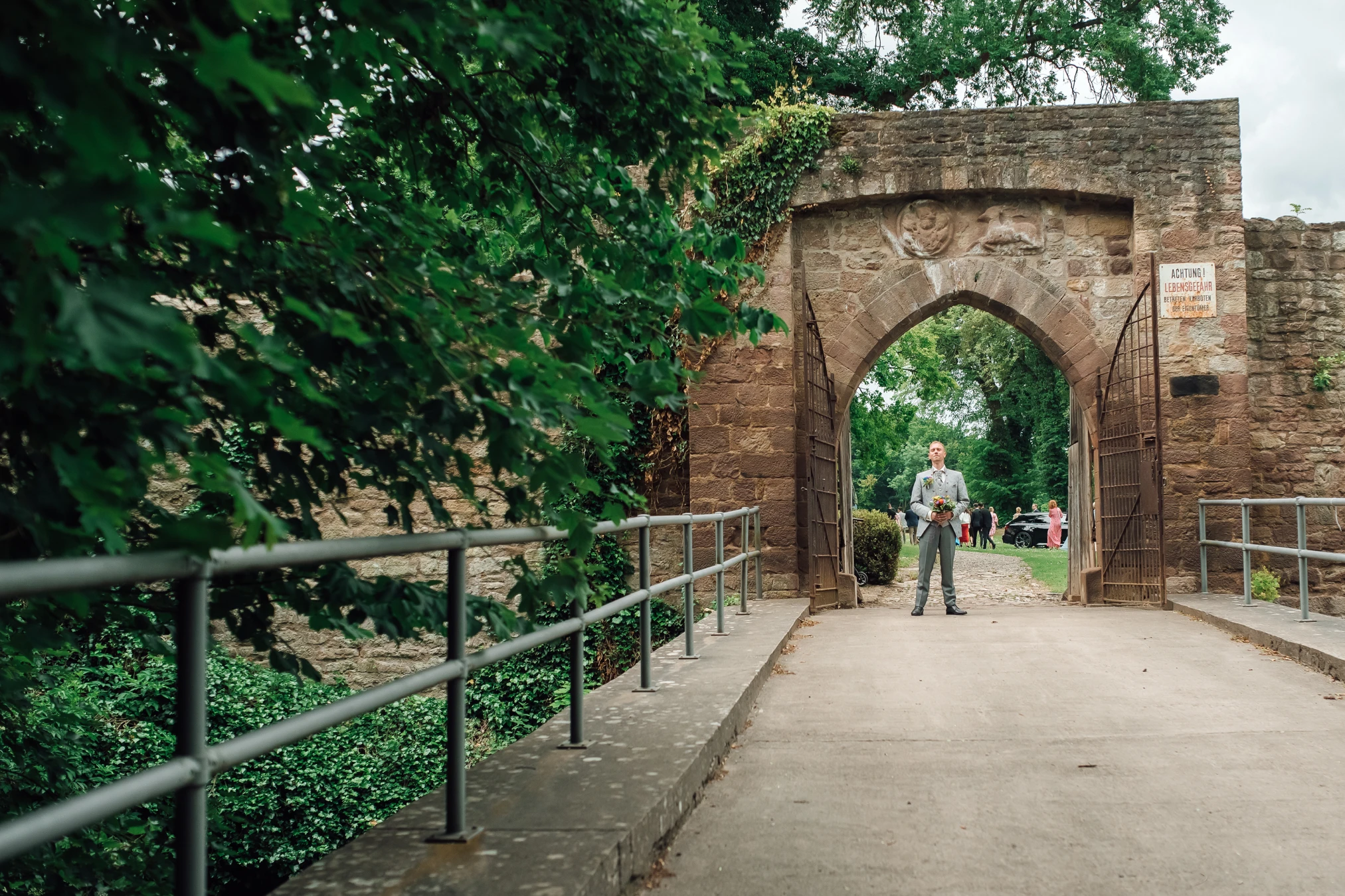 Lachen beim First Look — Hochzeitsreportage Göttingen