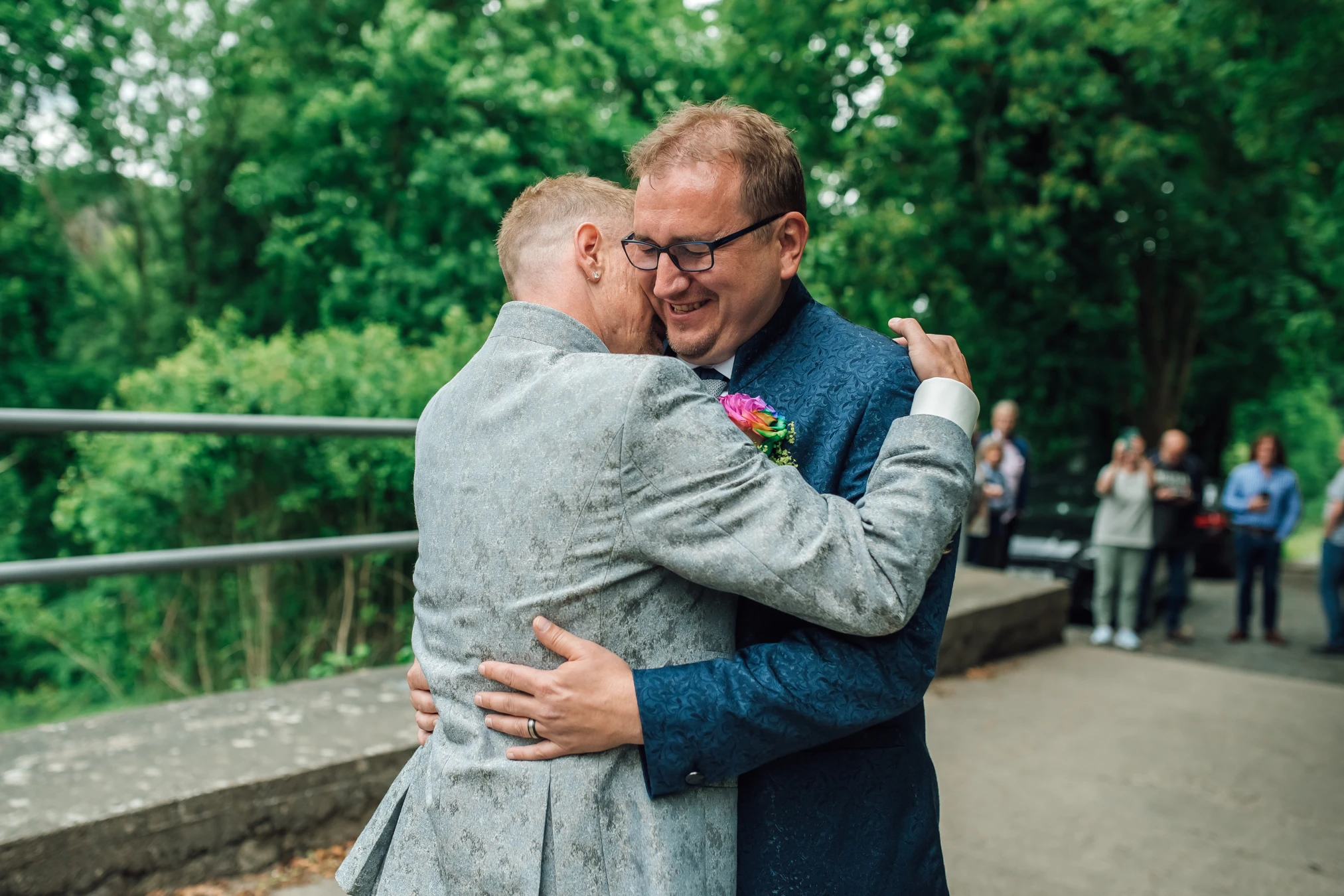 Inniger Blick — S. & G. kurz vor der Trauung