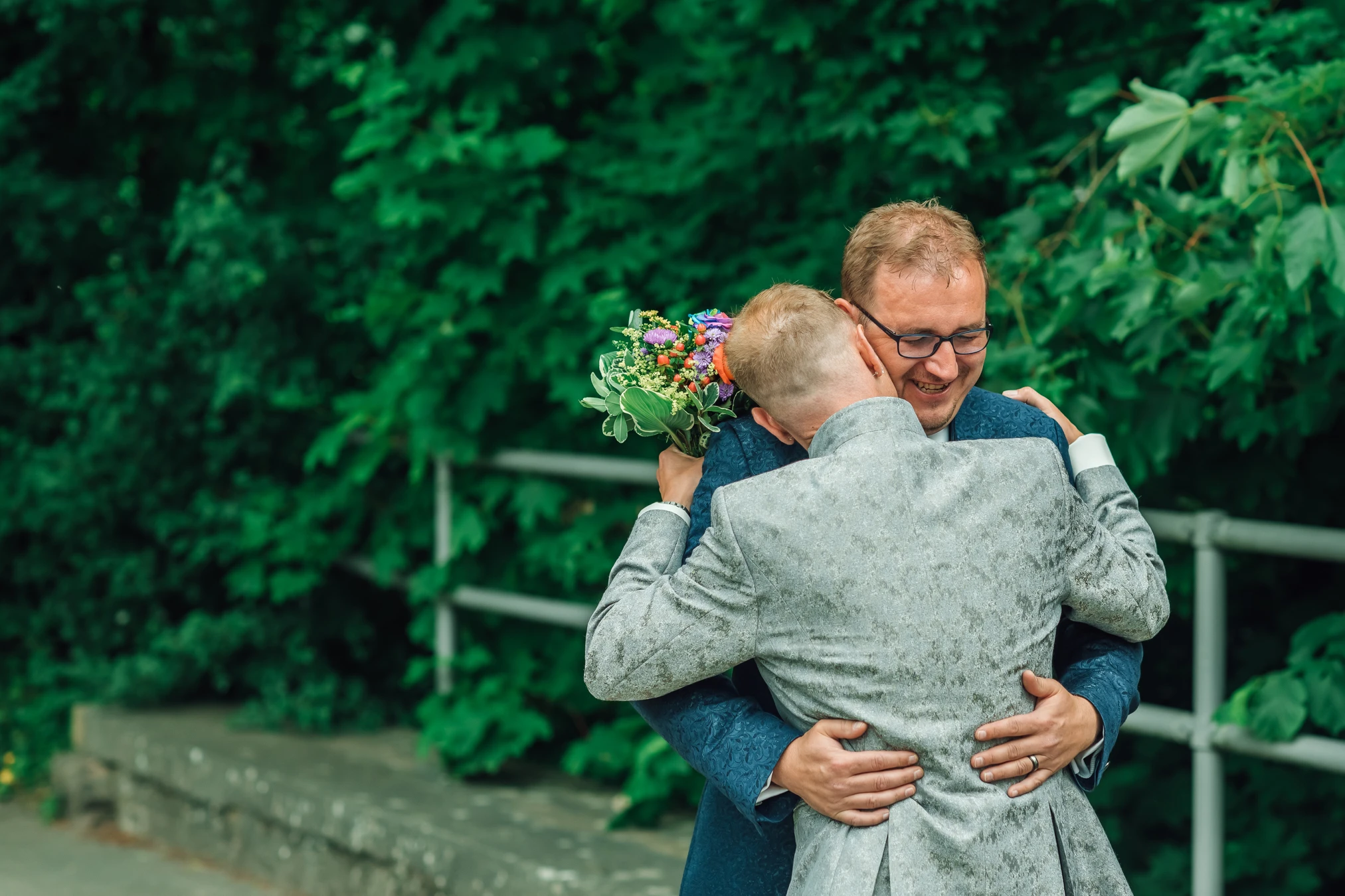 Beide Bräutigams — stolz und verliebt