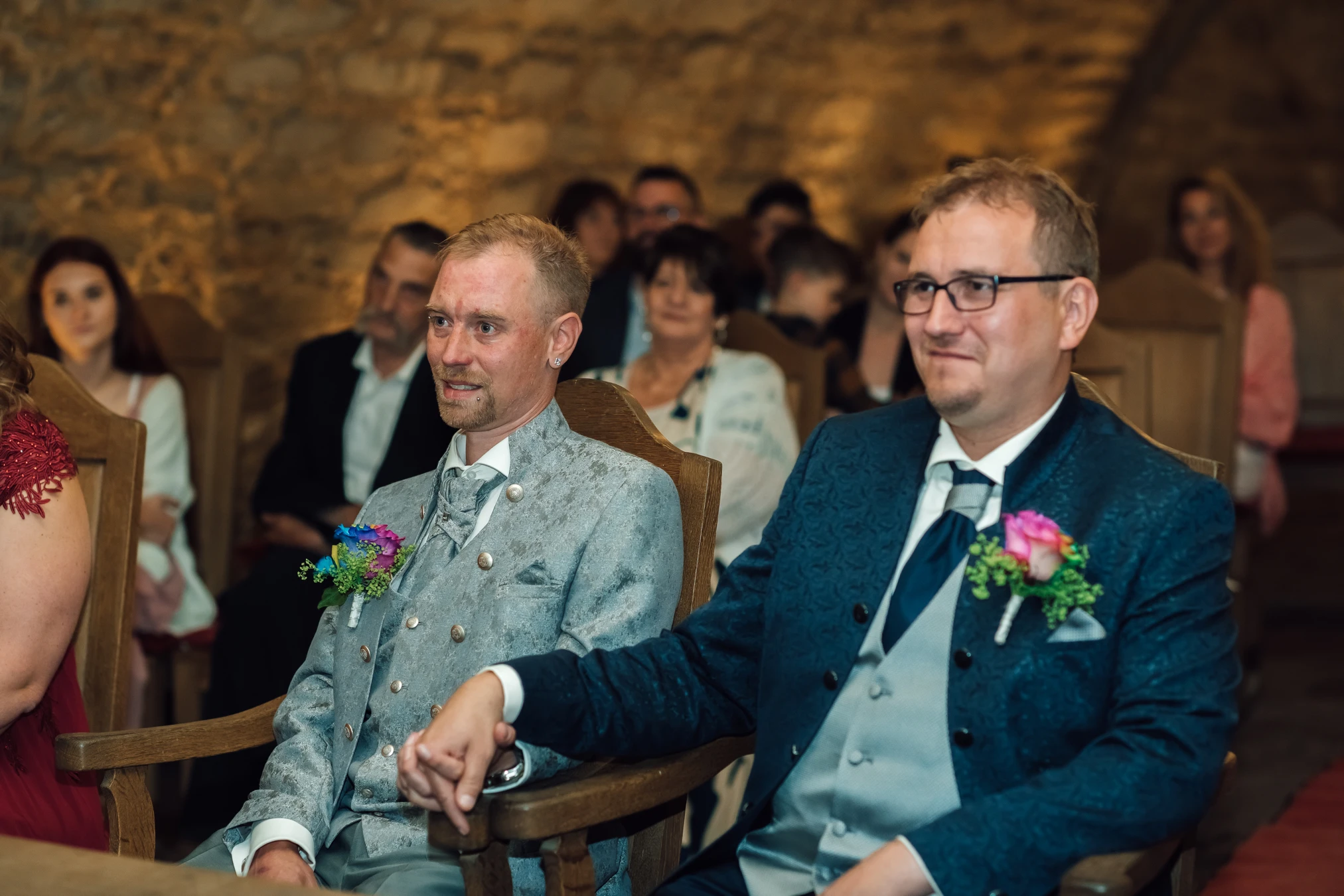 Kuss beim Standesamt — frisch verheiratet