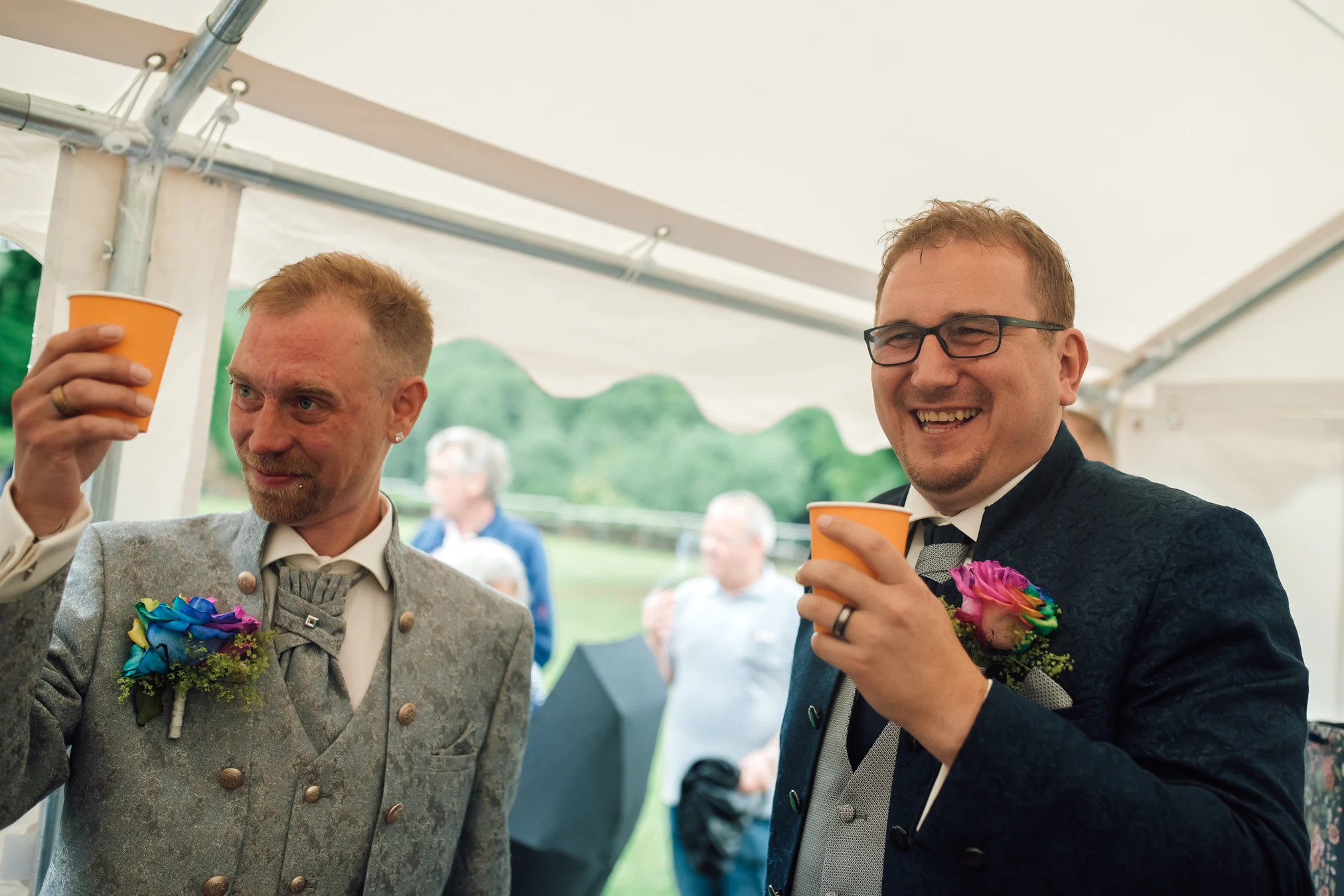 Umarmungen und Tränen der Freude — Hochzeitsfeier Göttingen