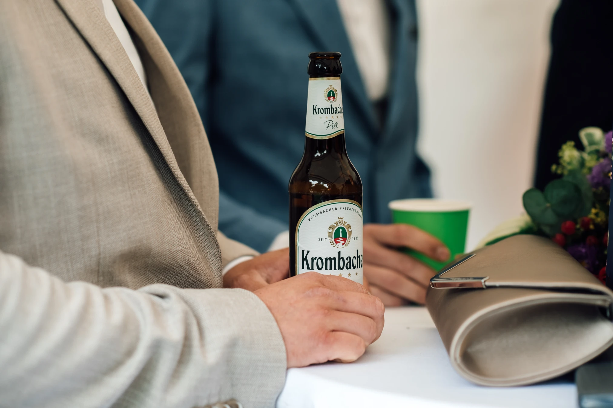 Brautpaar mit Gästen — Sektempfang nach der standesamtlichen Trauung