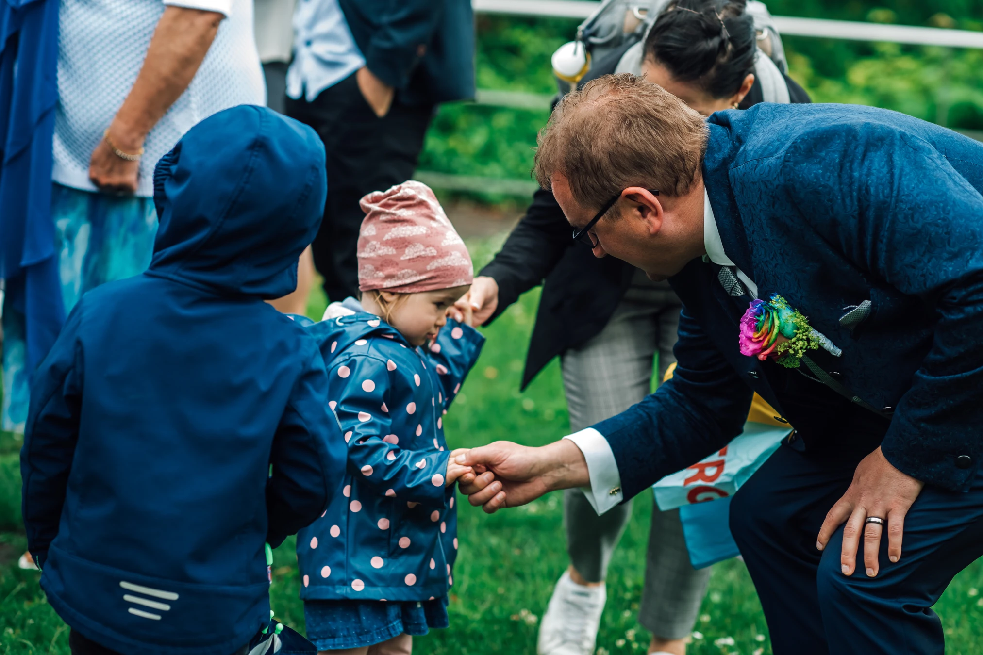 Sektgläser erheben sich — toasten auf S. & G.