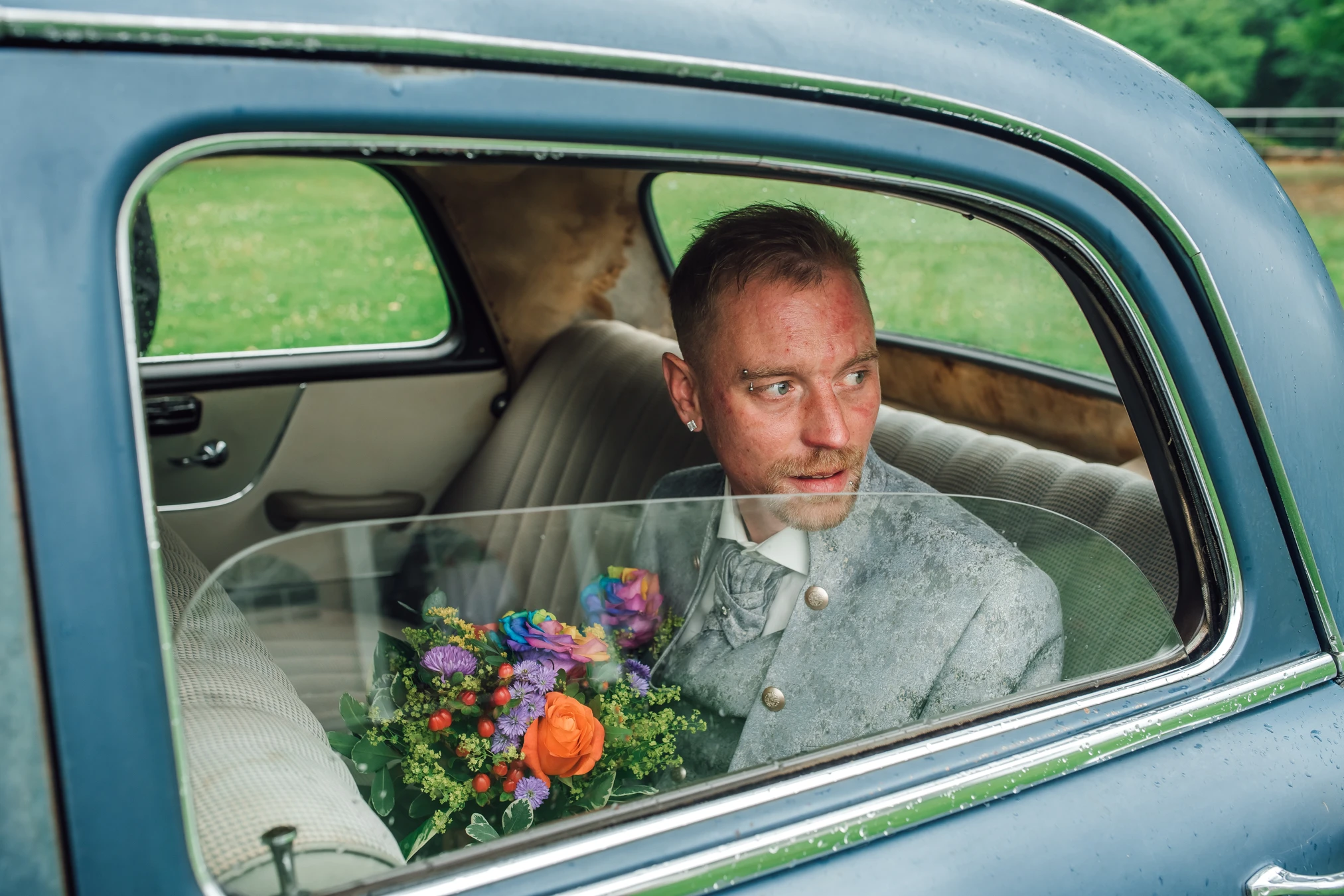 Brautpaar strahlt — nach dem Standesamt