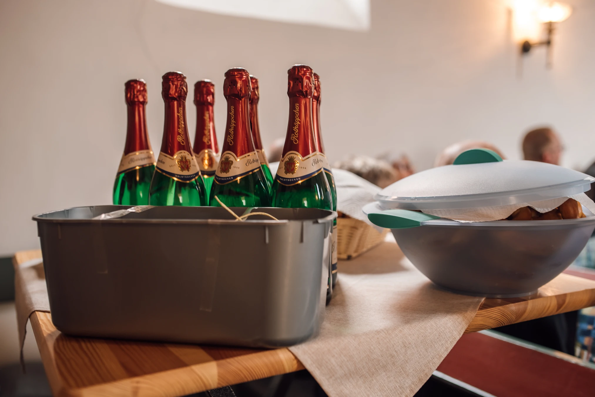 Pfarrer segnet das Paar — kirchliche Hochzeit Göttingen