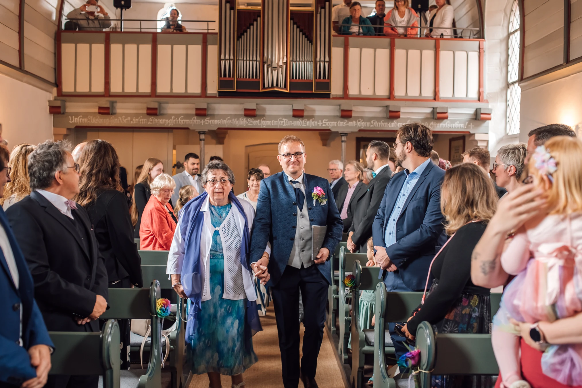 Ringwechsel in der Kirche — S. & G. geben sich das Ja-Wort
