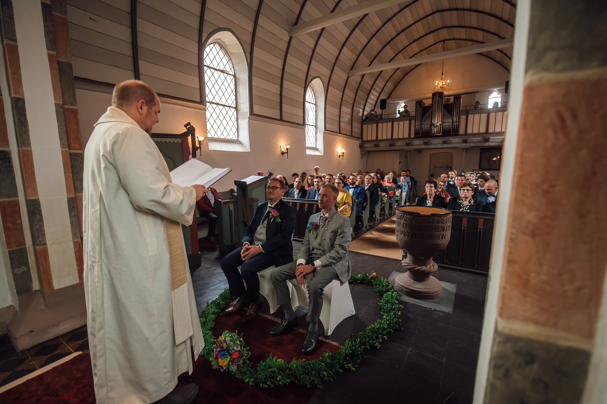 Erster Kuss in der Kirche — frisch kirchlich getraut
