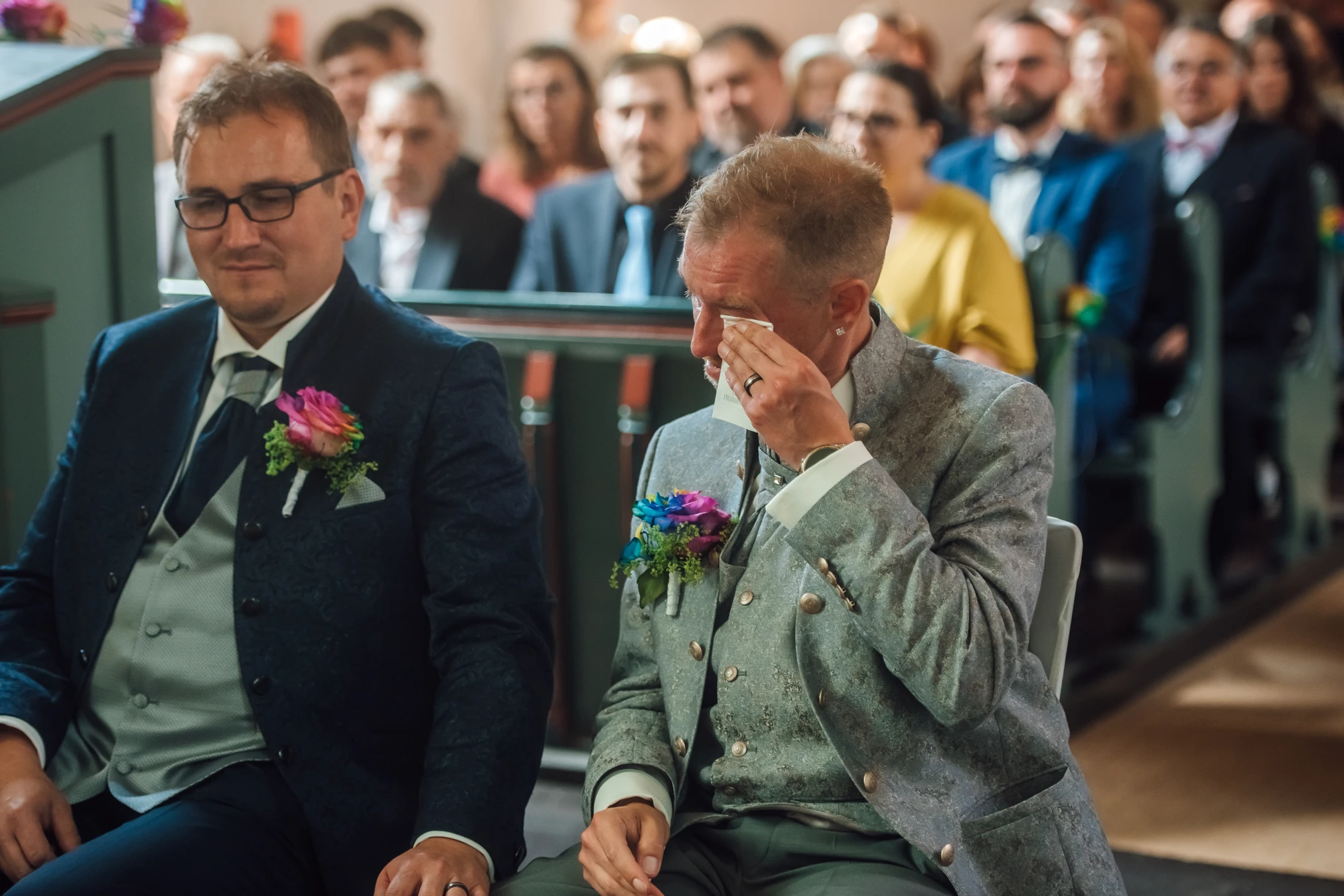 Hochzeitsgesellschaft vor der Kirche — S. & G.