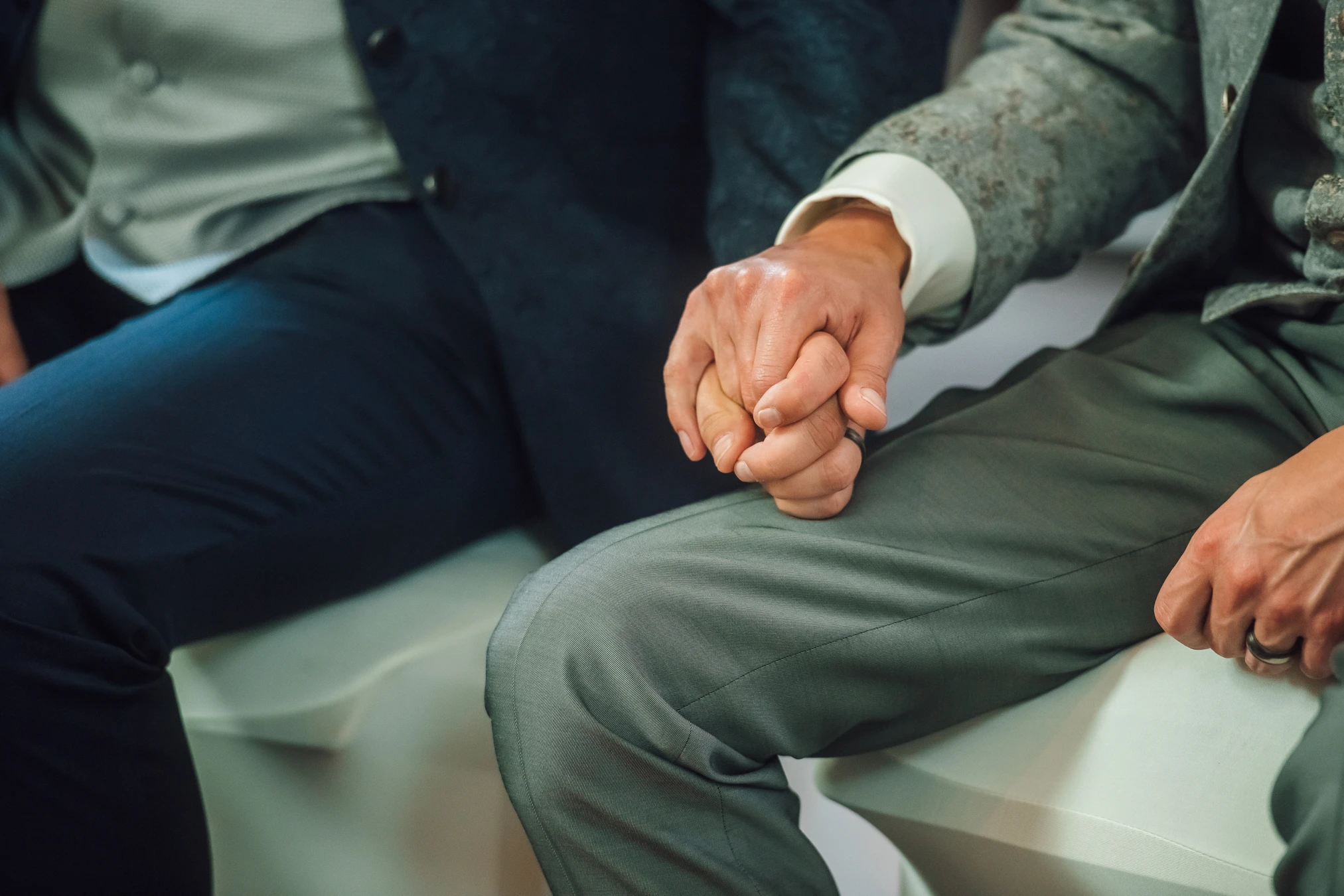 Blumenregen nach der Trauung — Kirchenhochzeit Göttingen