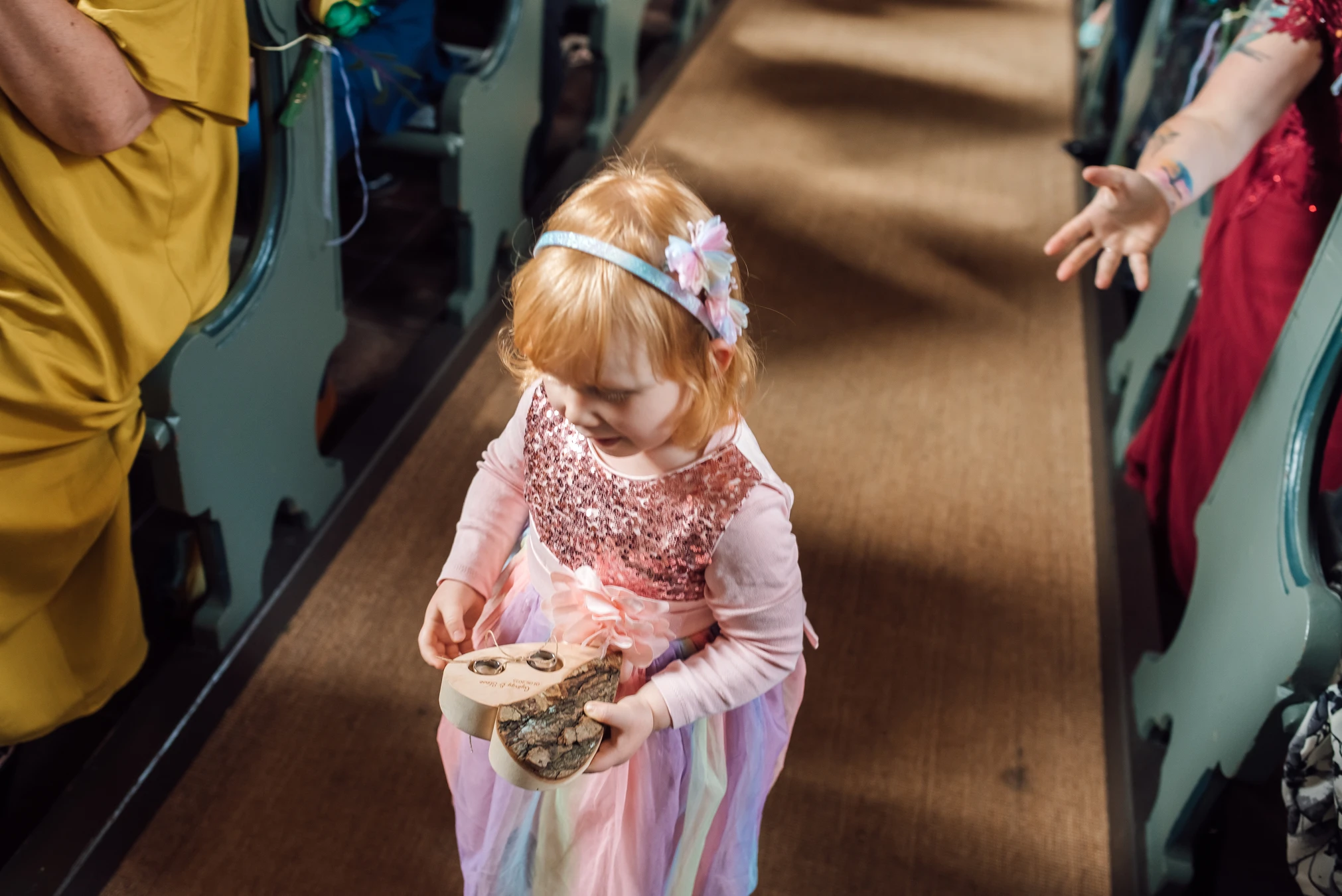 Sektempfang nach der kirchlichen Trauung — Feier beginnt