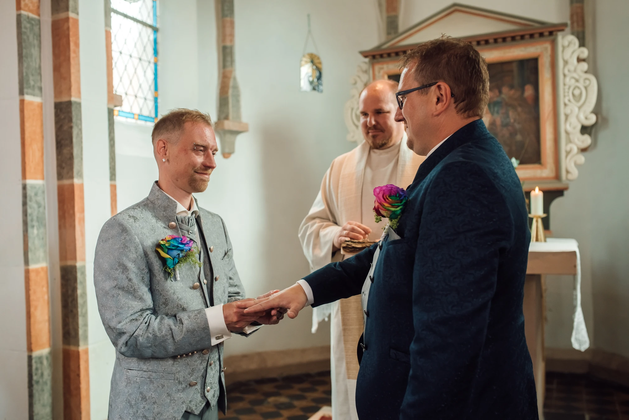 Toasten nach der Kirche — S. & G. mit Gästen
