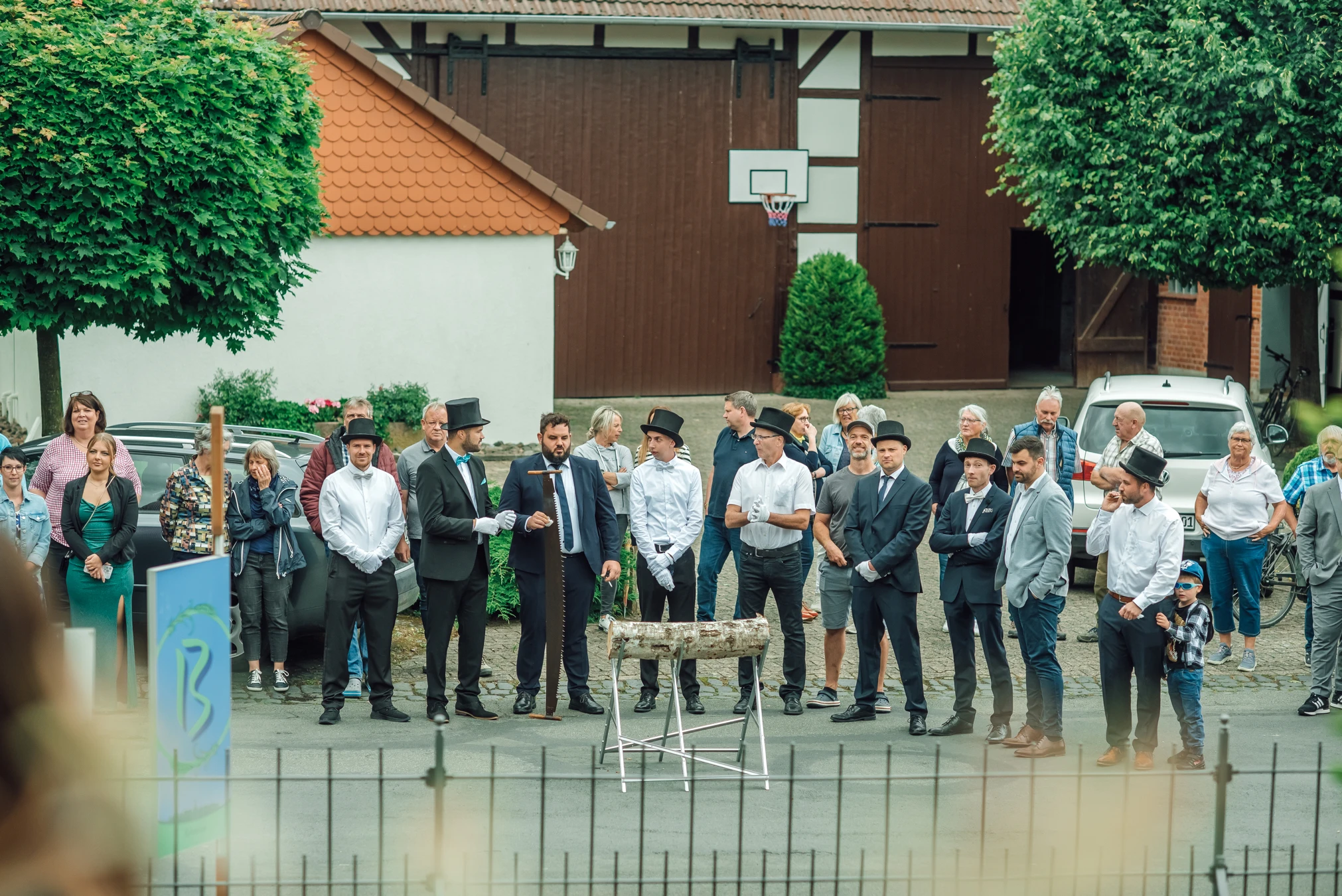 S. & G. beim Portraits nach der kirchlichen Trauung