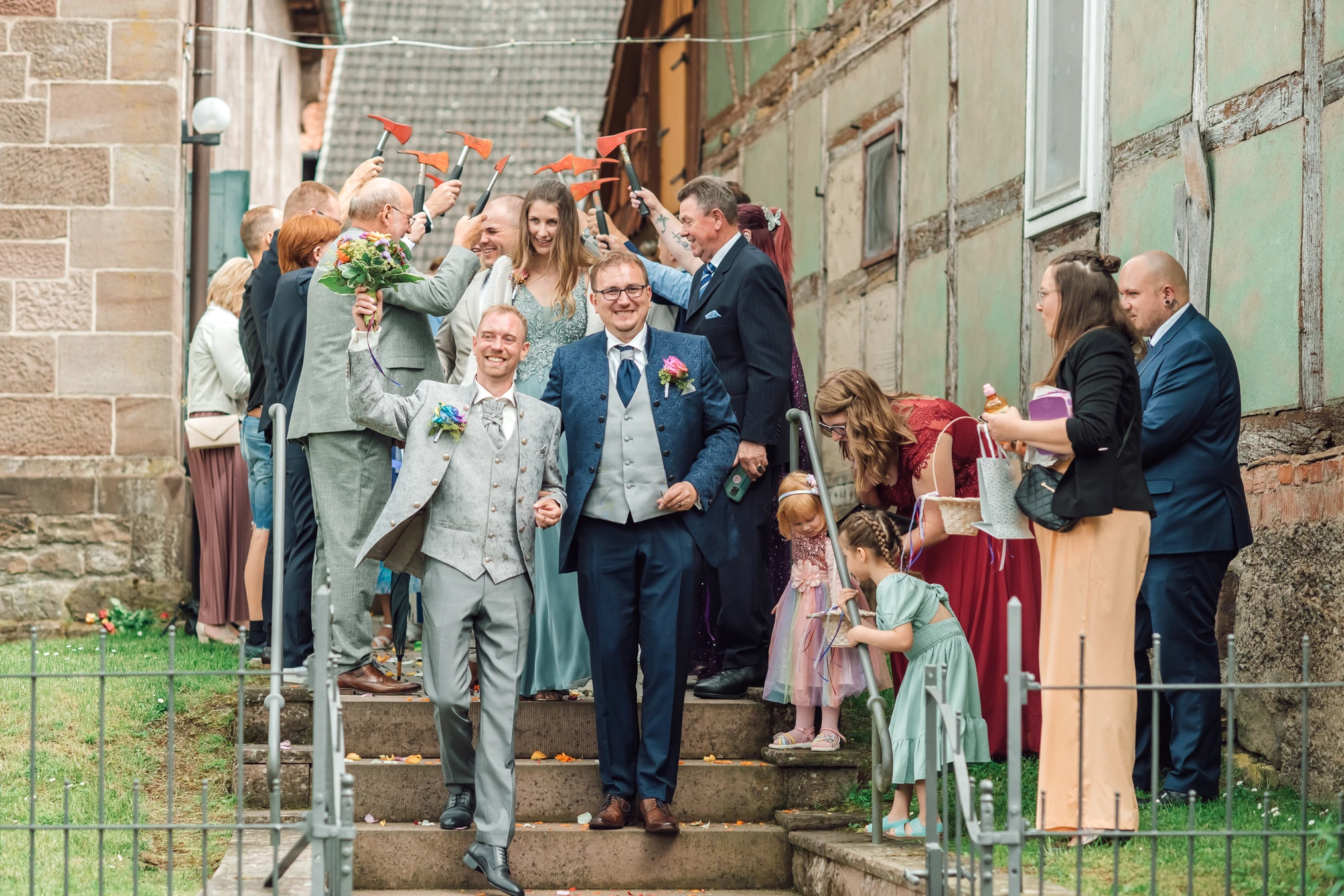 Lachende Bräutigams — Hochzeitsfreude pur