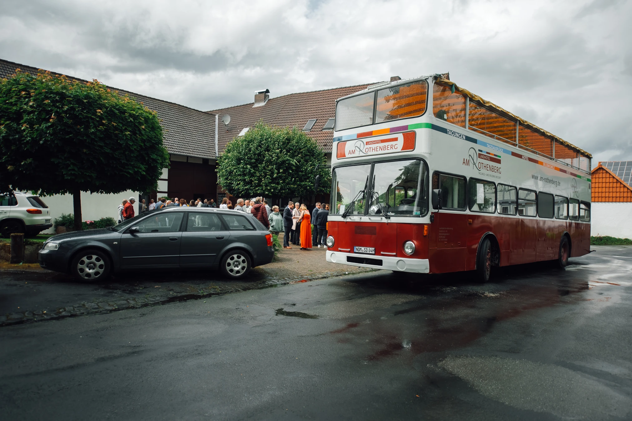 Busfahrt zur Hochzeitsfeier &mdash; ausgelassene Stimmung