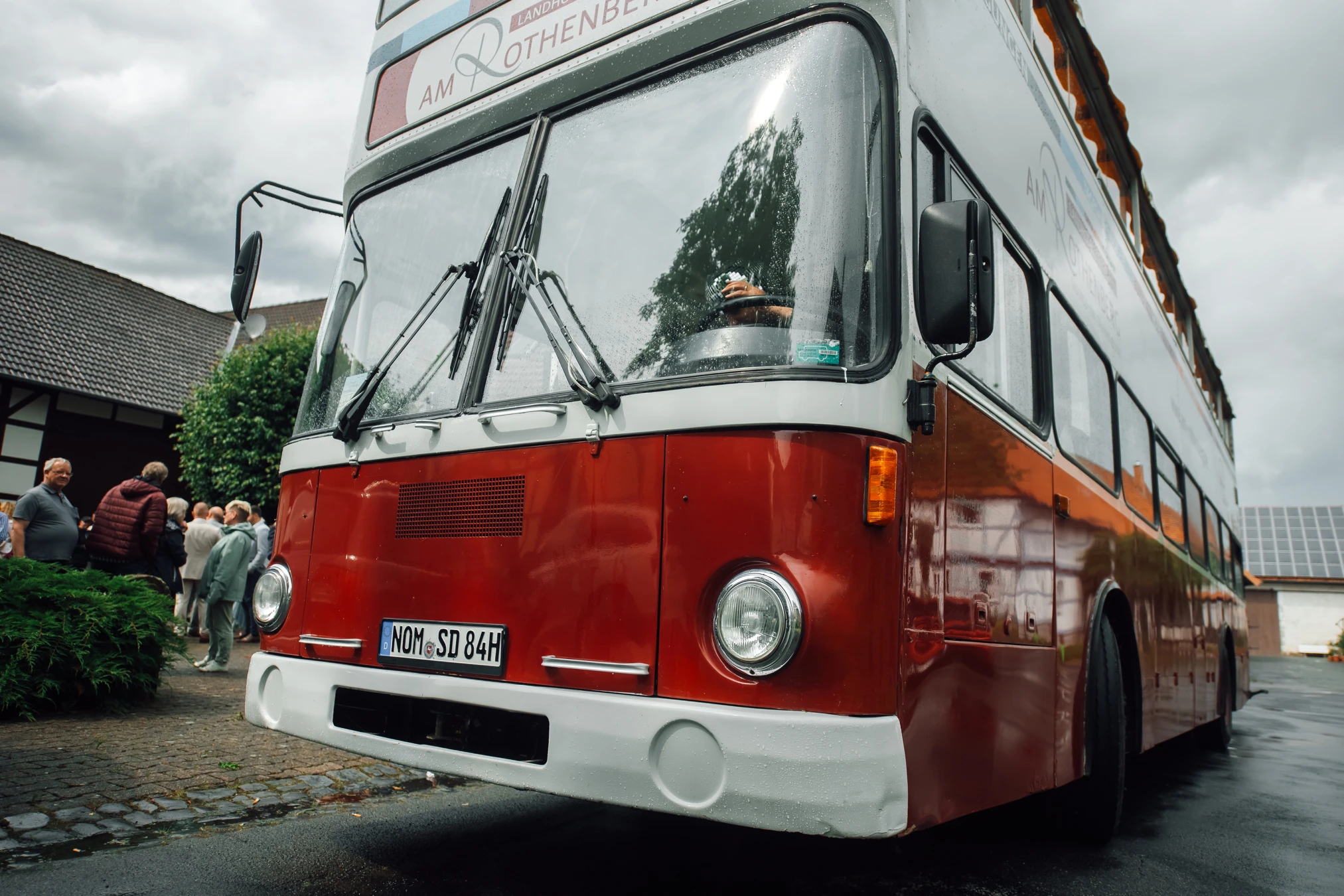 Hochzeitsgesellschaft im Bus — auf dem Weg zur Feier