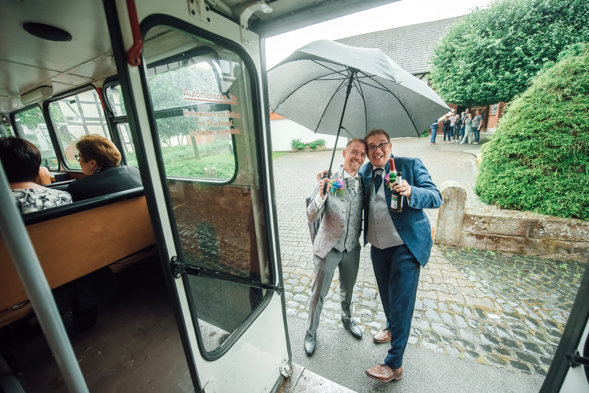 Feiern im Bus — S. & G. mit Gästen