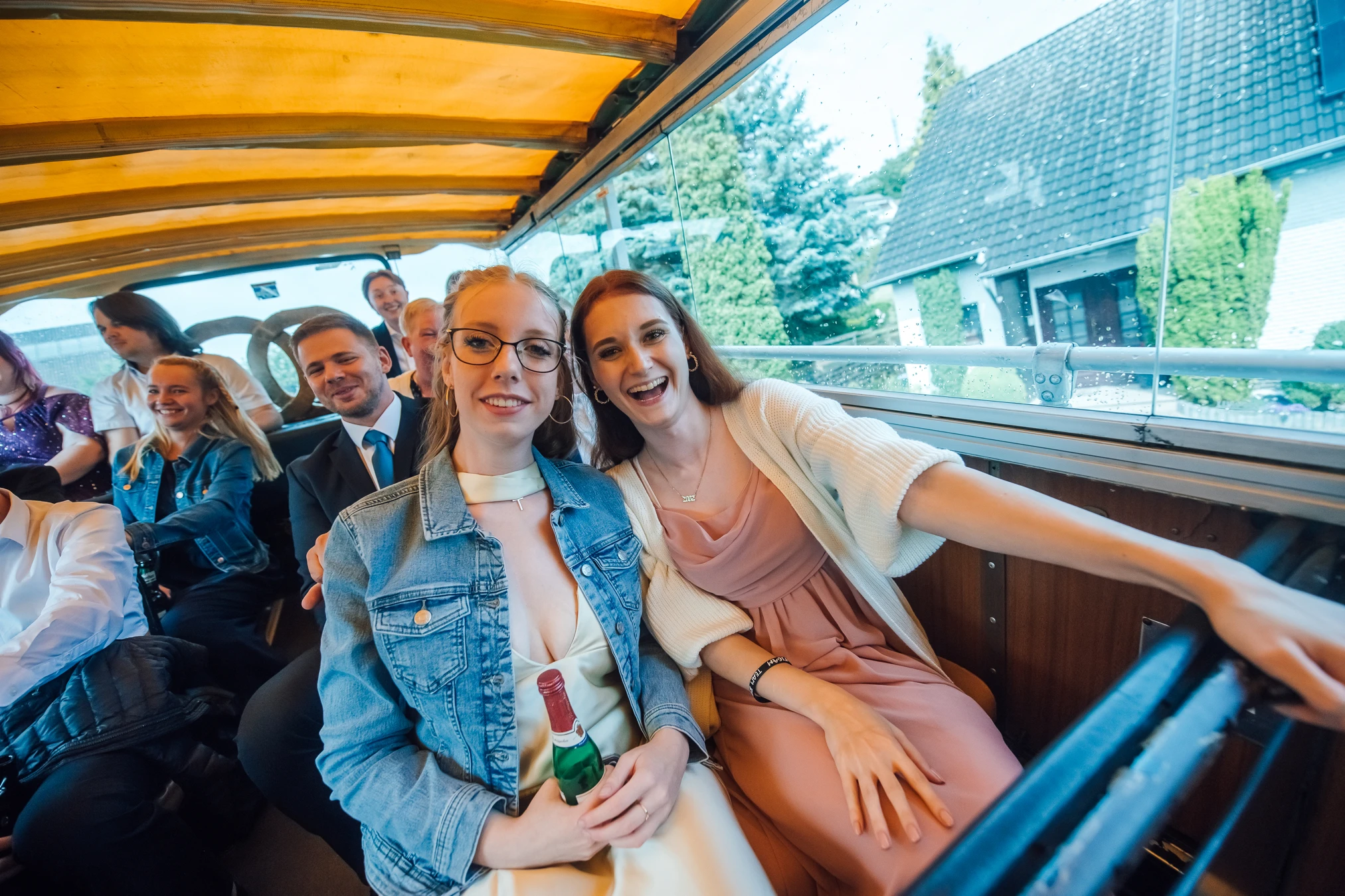 Singen und Lachen im Hochzeitsbus