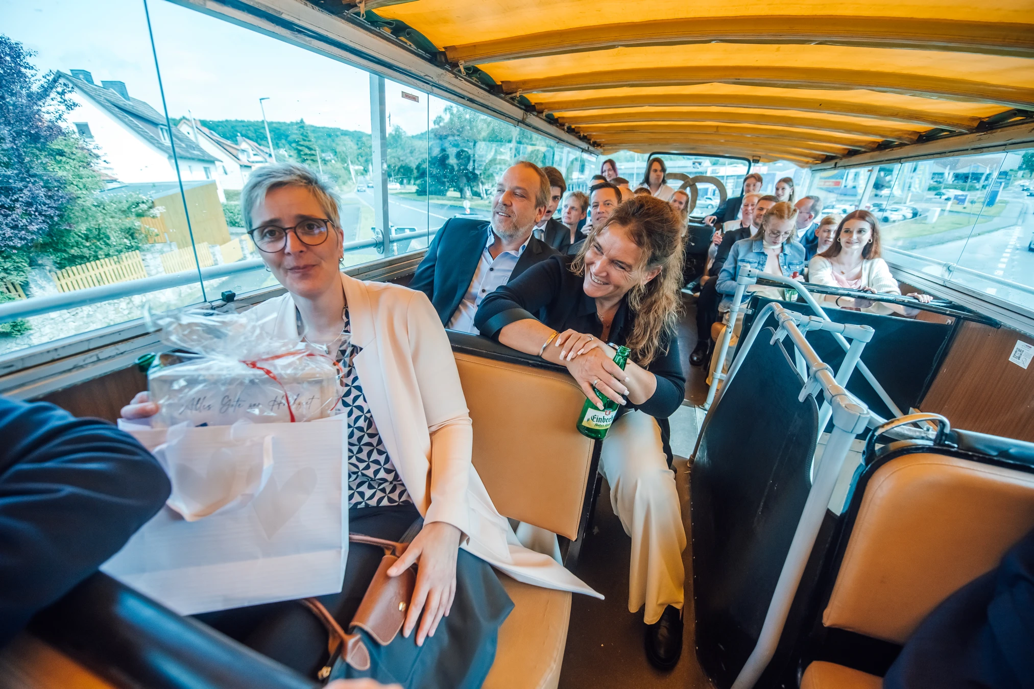 Gäste feiern — Busfahrt zur Hochzeitsfeier Göttingen