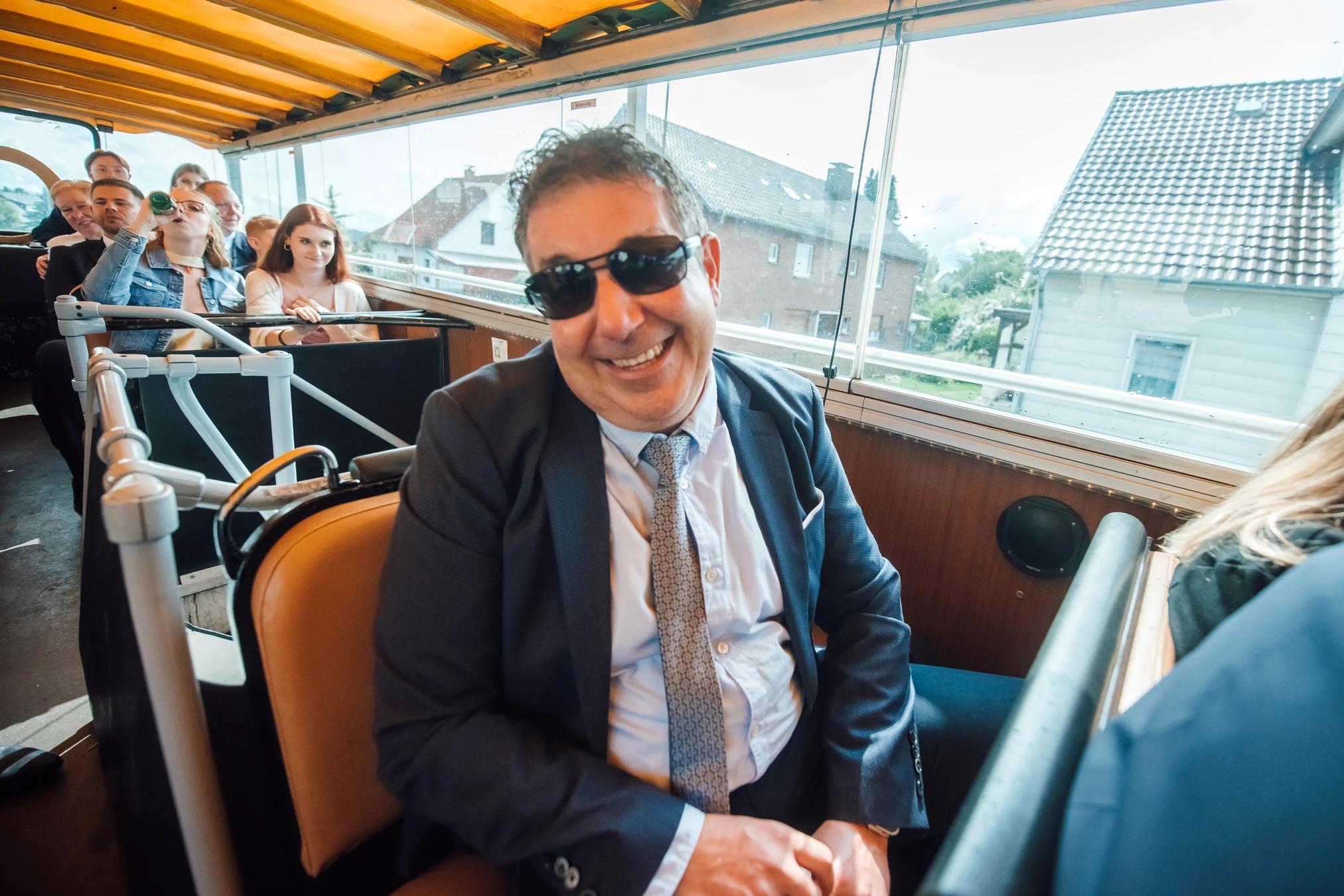 Brautpaar S. & G. im Bus — Vorfreude auf die Feier