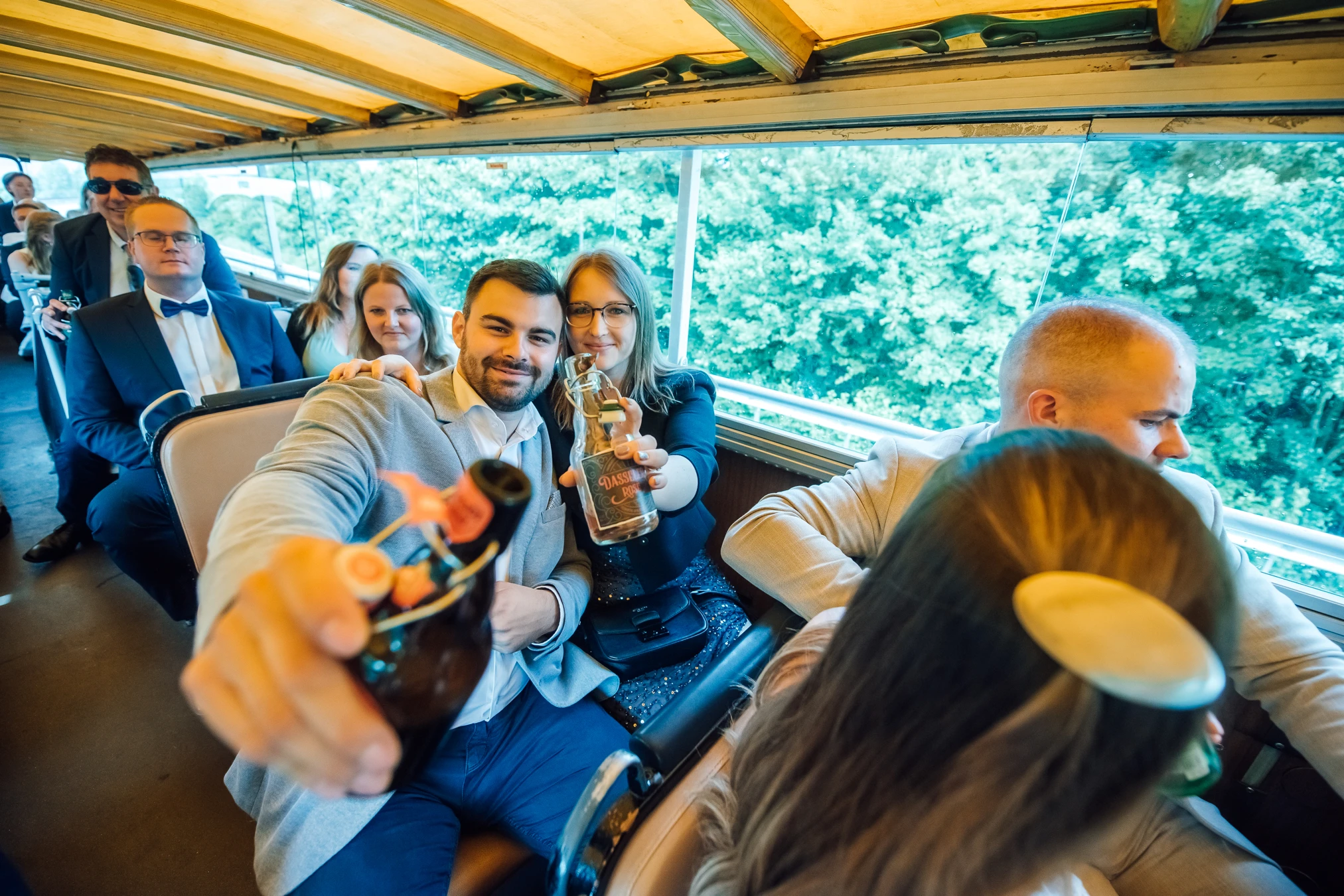 S. & G. mit Gästen im Hochzeitsbus