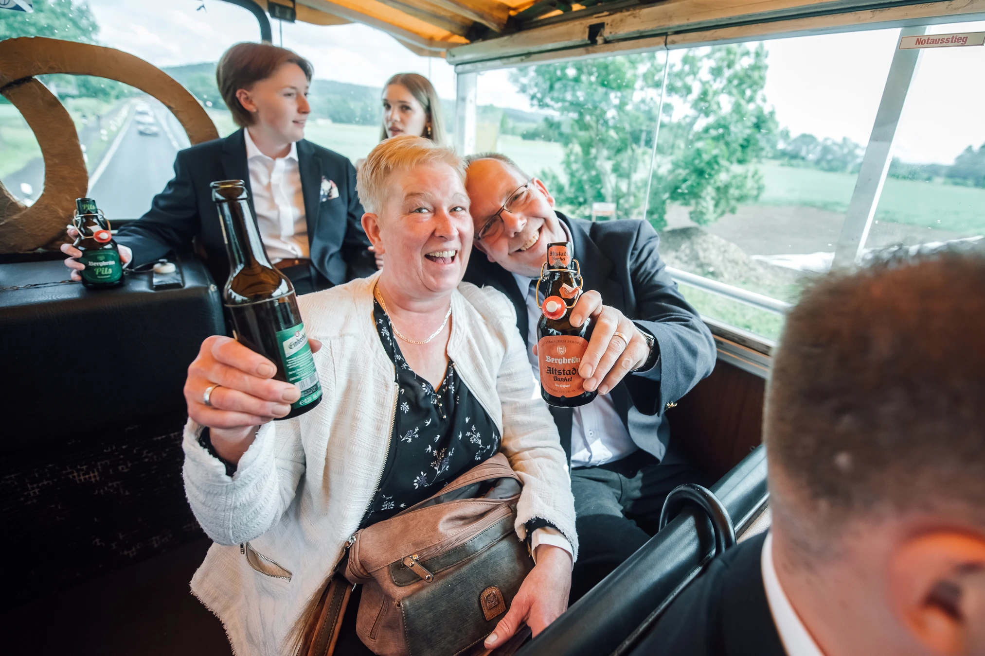 Unvergessliche Momente im Bus — Hochzeitsreportage