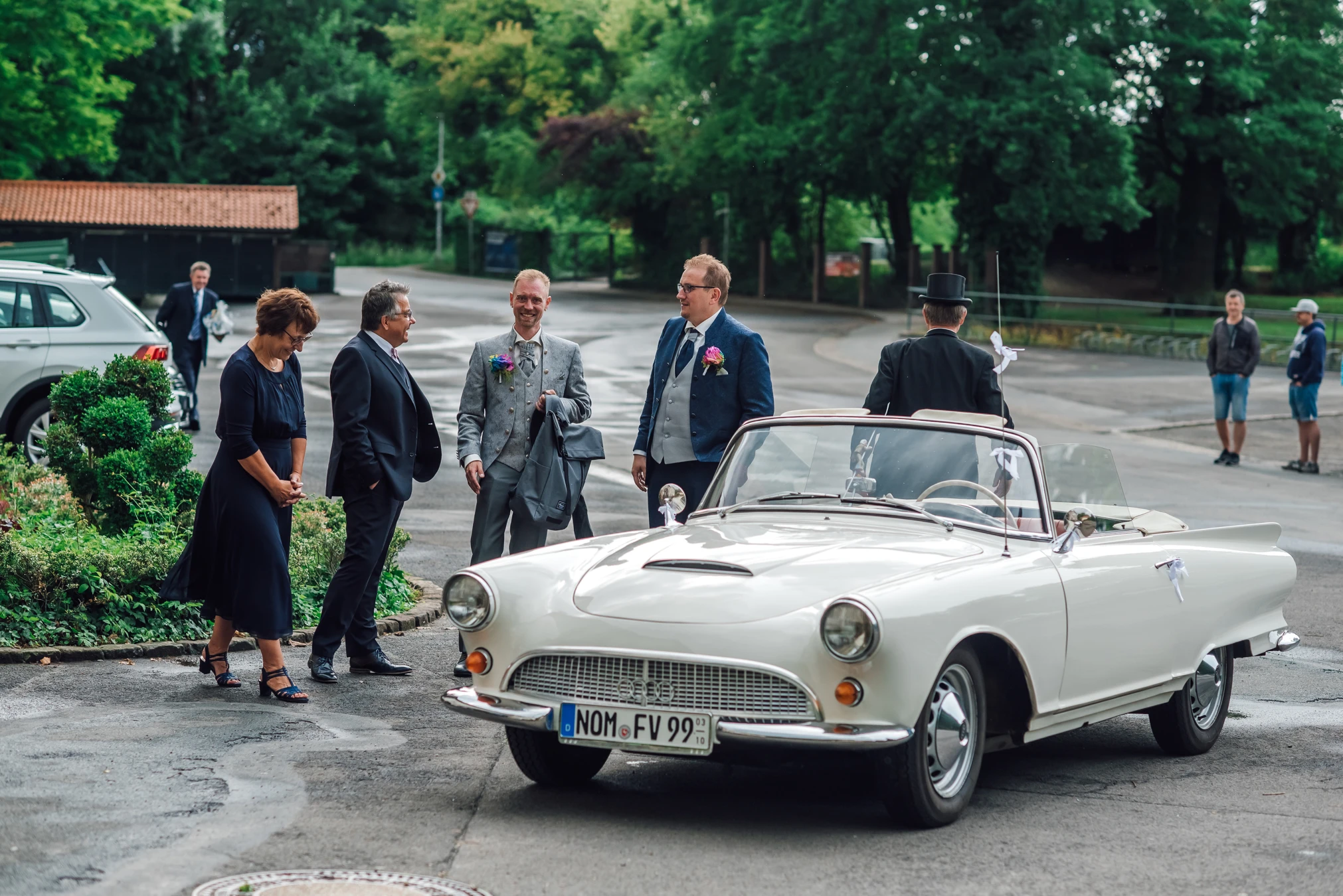 Hochzeitsfeier beginnt — festlich gedeckte Tafel