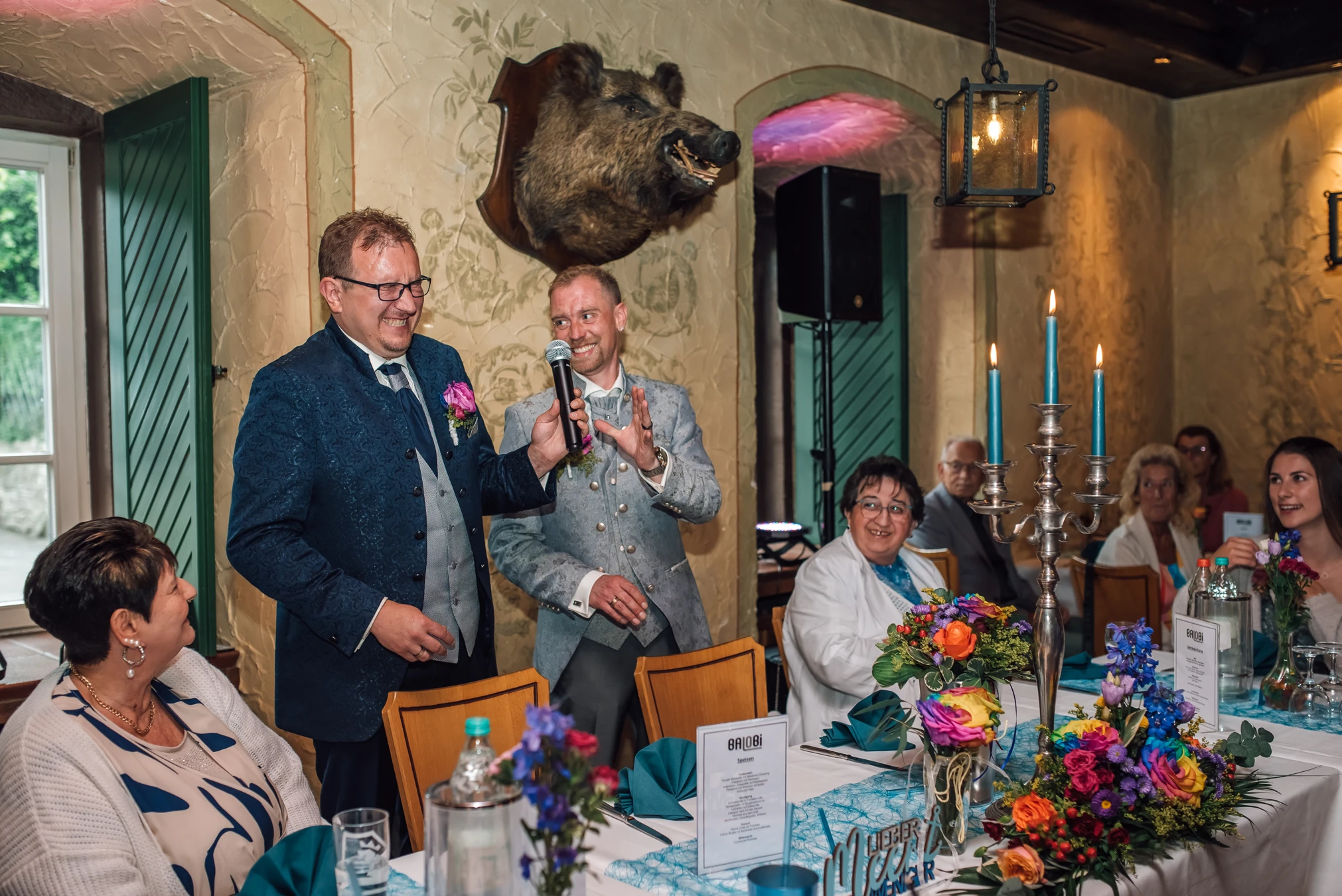 Innige Umarmung — S. & G. bei der Hochzeitsfeier