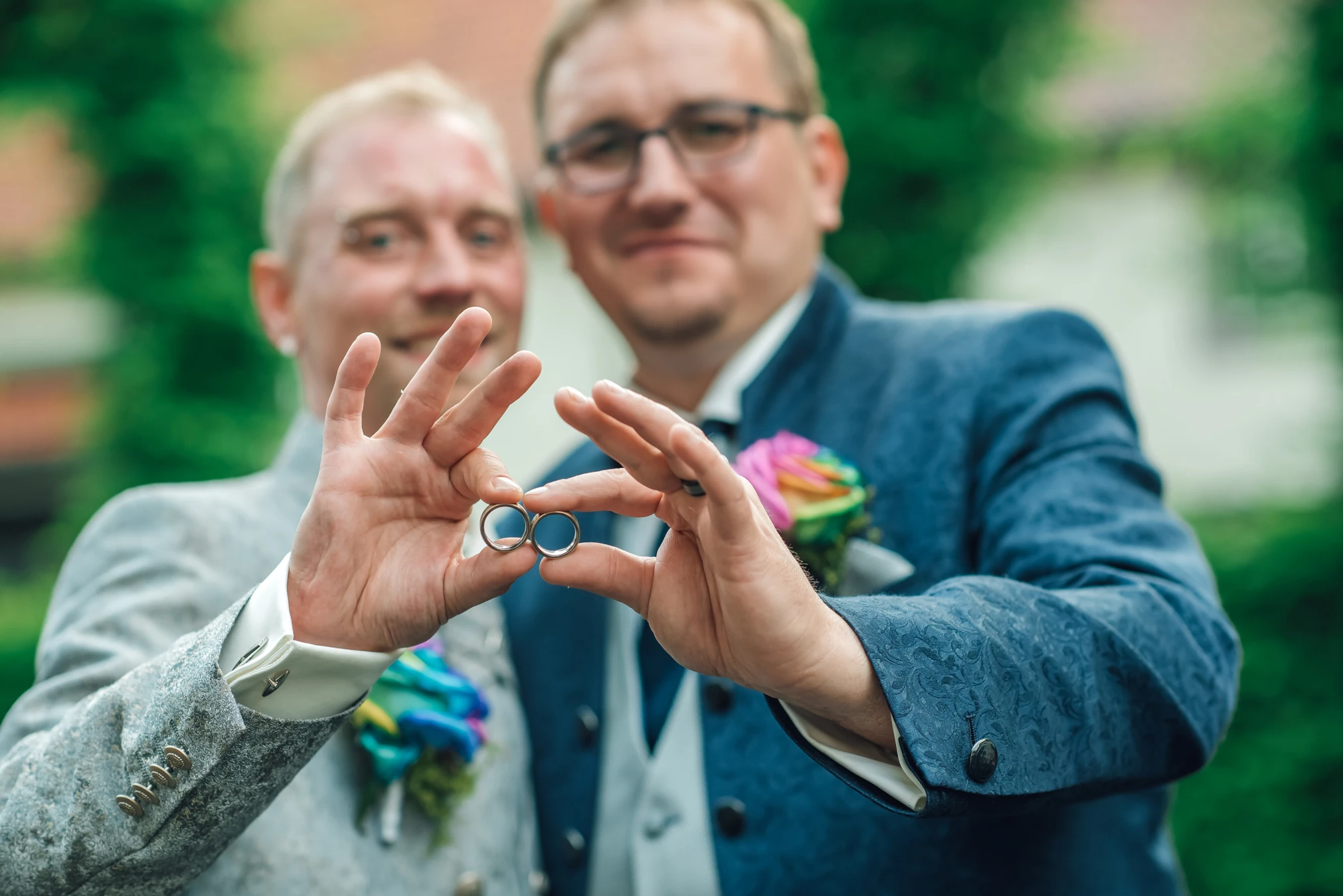 S. & G. strahlen — Brautpaar-Shooting bei der Feier