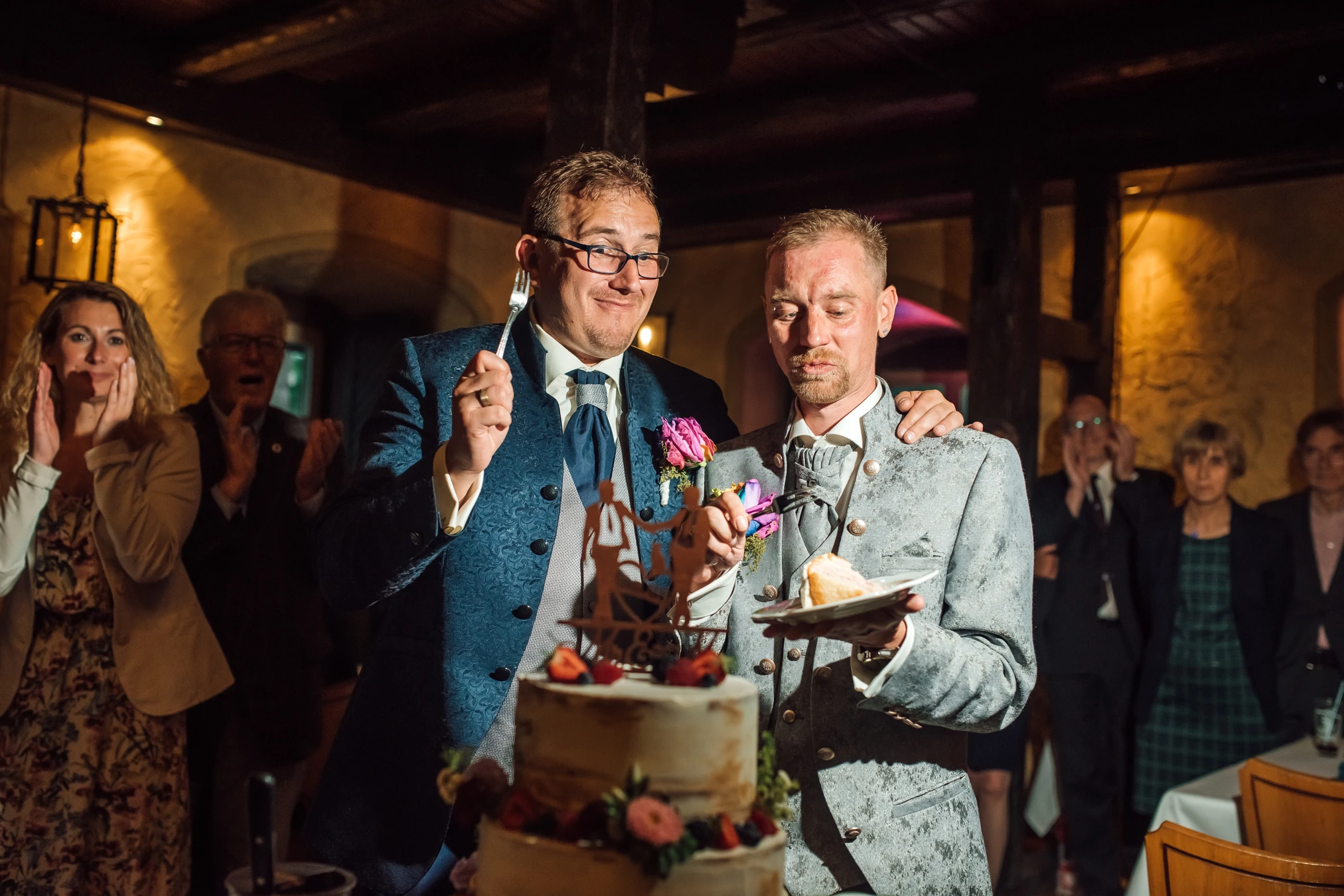 Tanzfläche füllt sich — Hochzeitsfeier beginnt