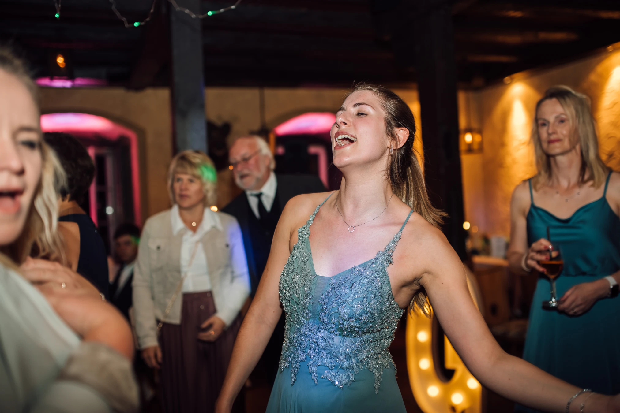 Zärtlicher Moment — Brautpaar-Shooting Hochzeitsfeier