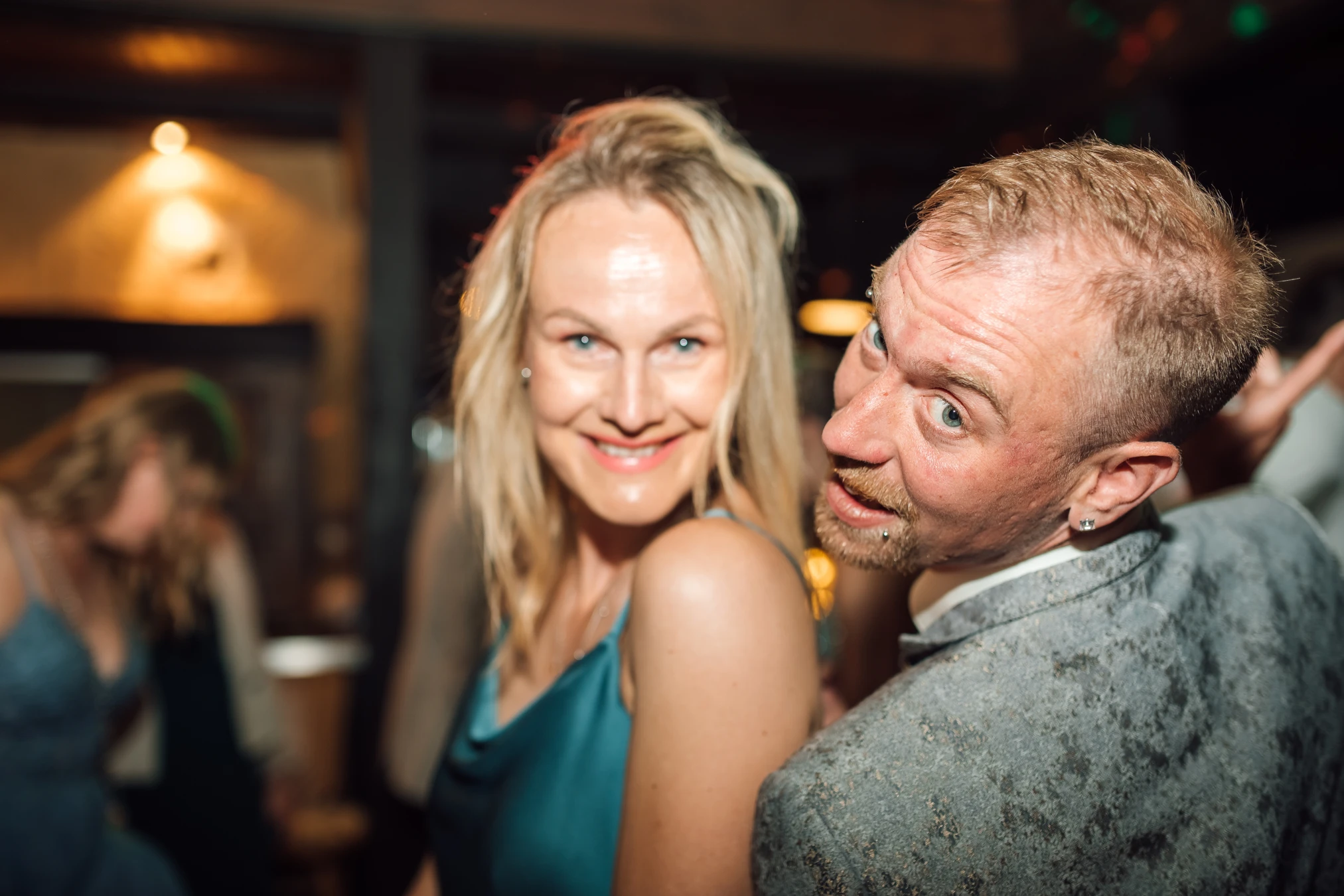 Inniger Kuss im goldenen Abendlicht — S. & G.