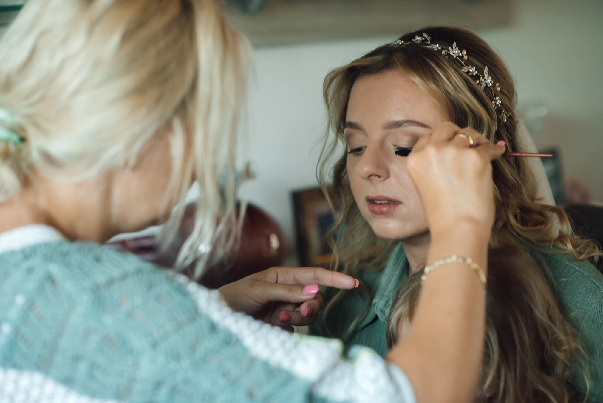 Make-up der Braut — stille Konzentration vor der Trauung