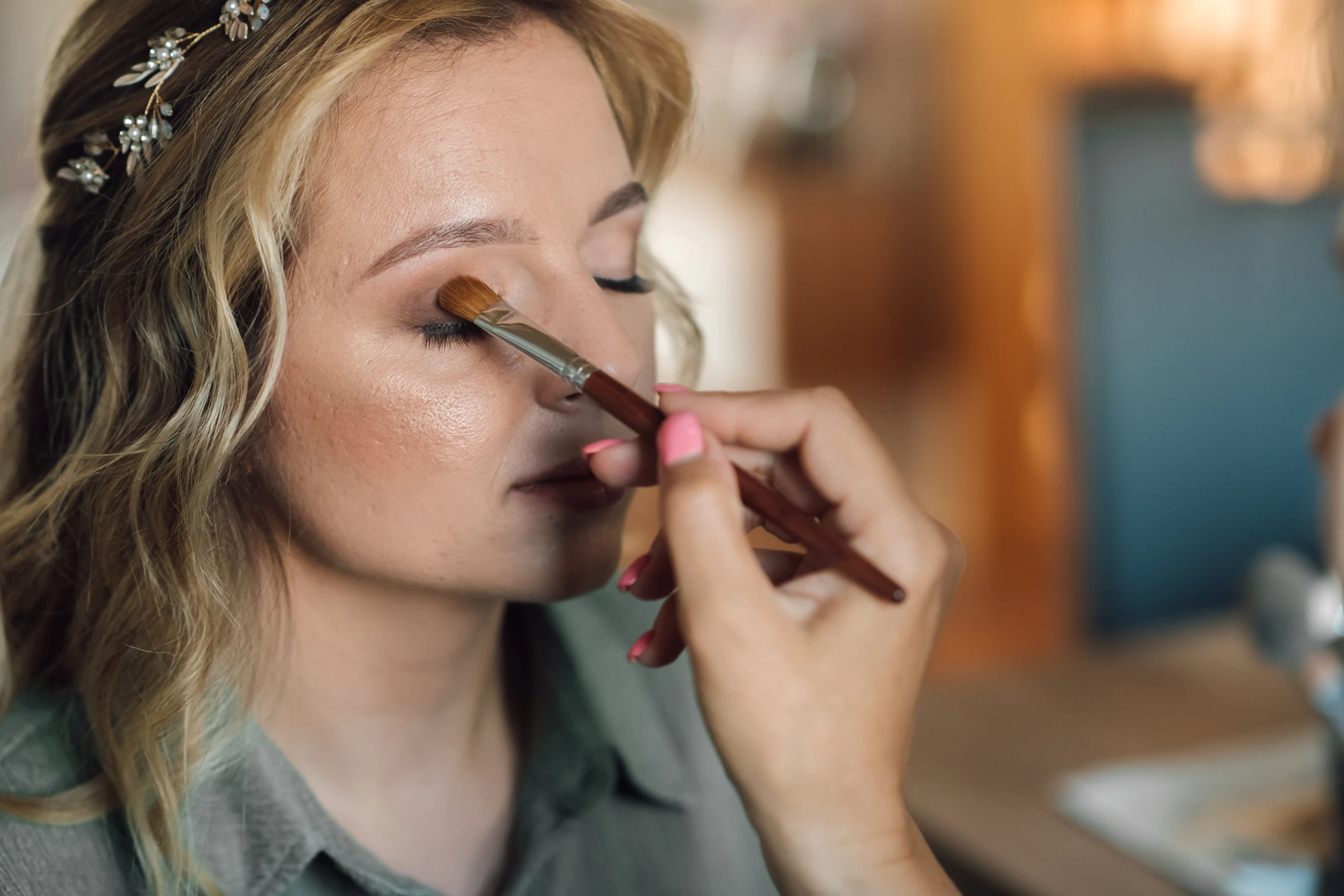 Braut bereit — letzter Blick in den Spiegel vor dem Aufbruch zum Standesamt