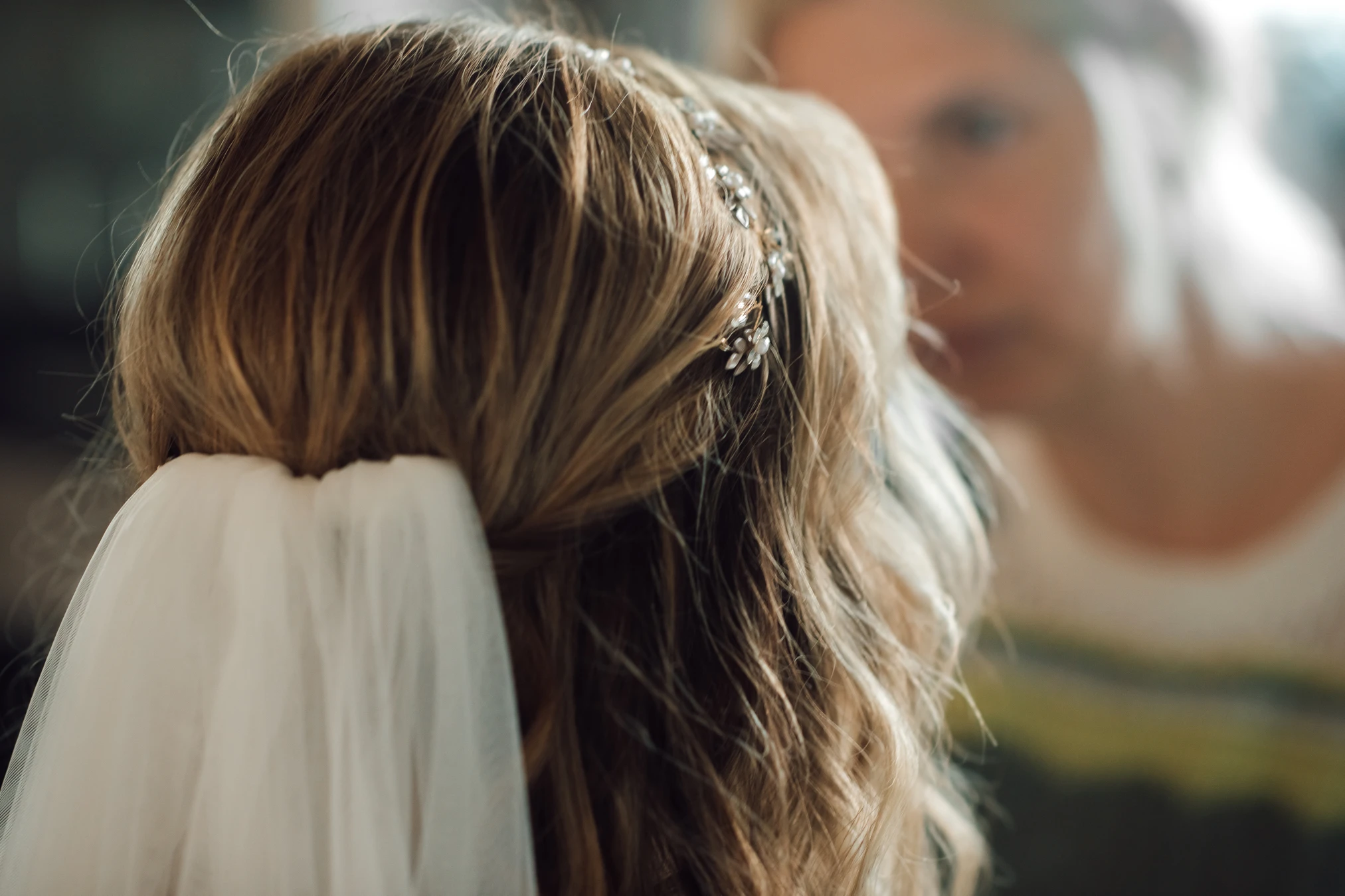 Braut mit Freundinnen — warme Atmosphäre vor der Standesamtstrauung