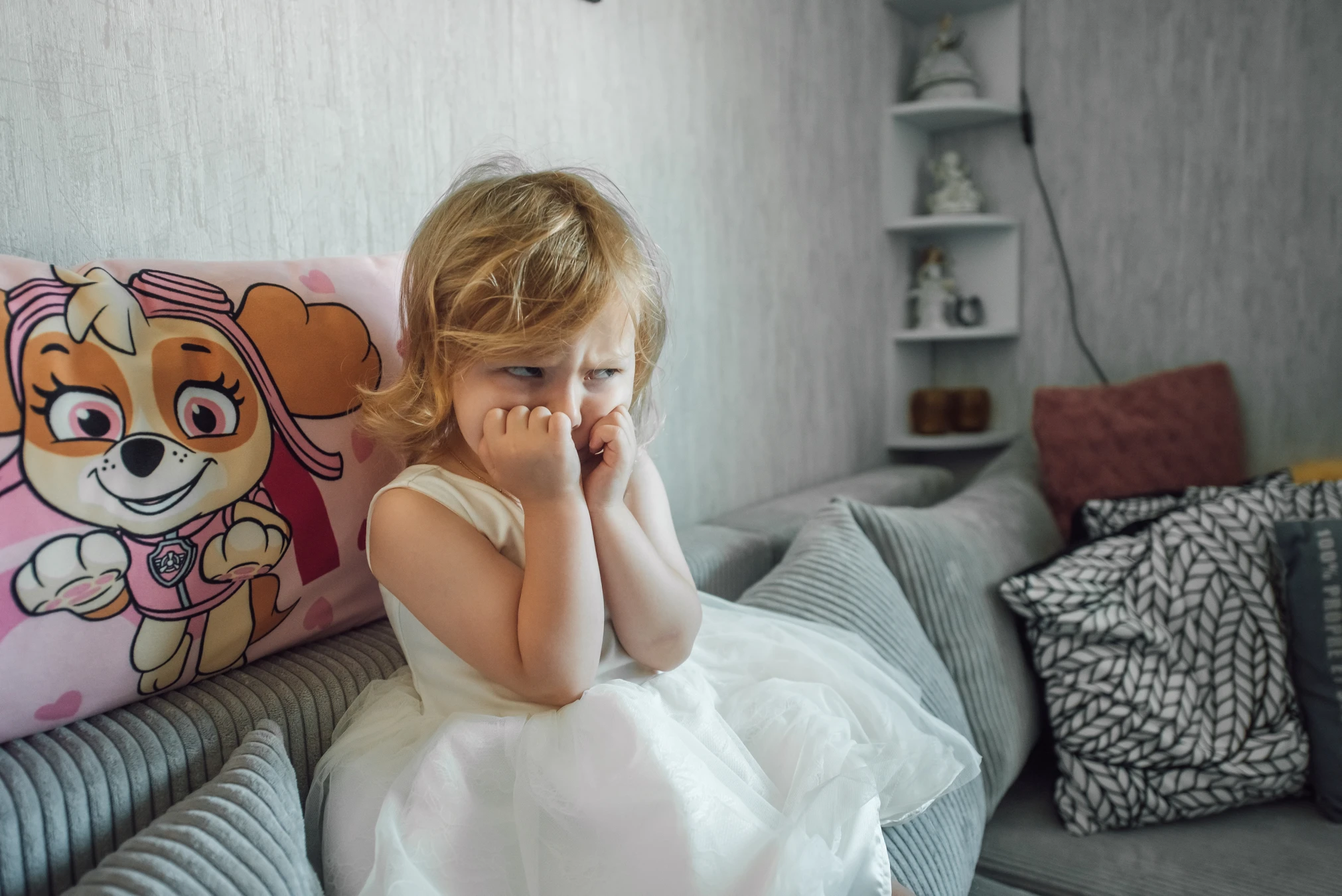 Emotionaler Moment der Braut — Brautvorbereitung zuhause in Kassel