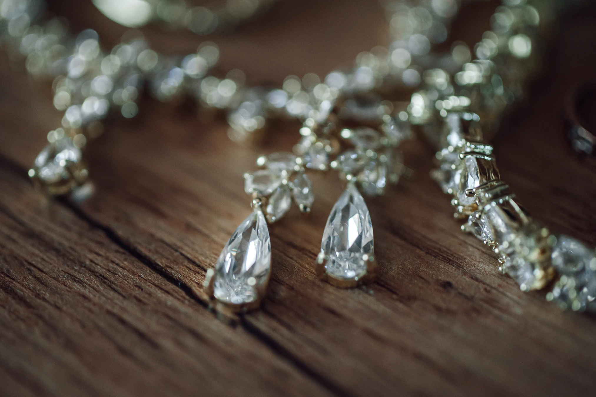 Brautkleid wird angelegt — Getting Ready Hochzeit Kassel