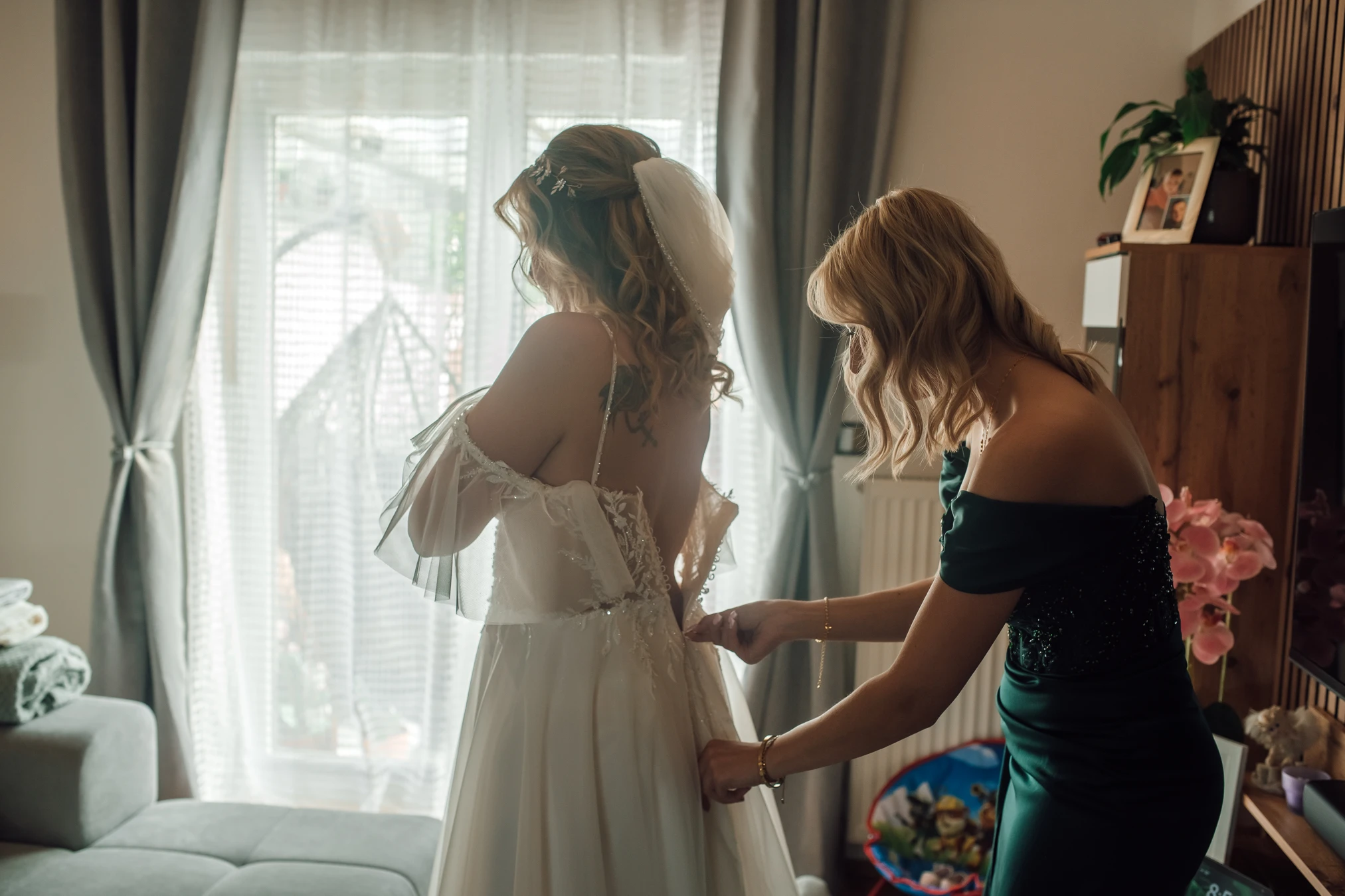 Braut lacht — innige Stimmung am Hochzeitsmorgen in Kassel