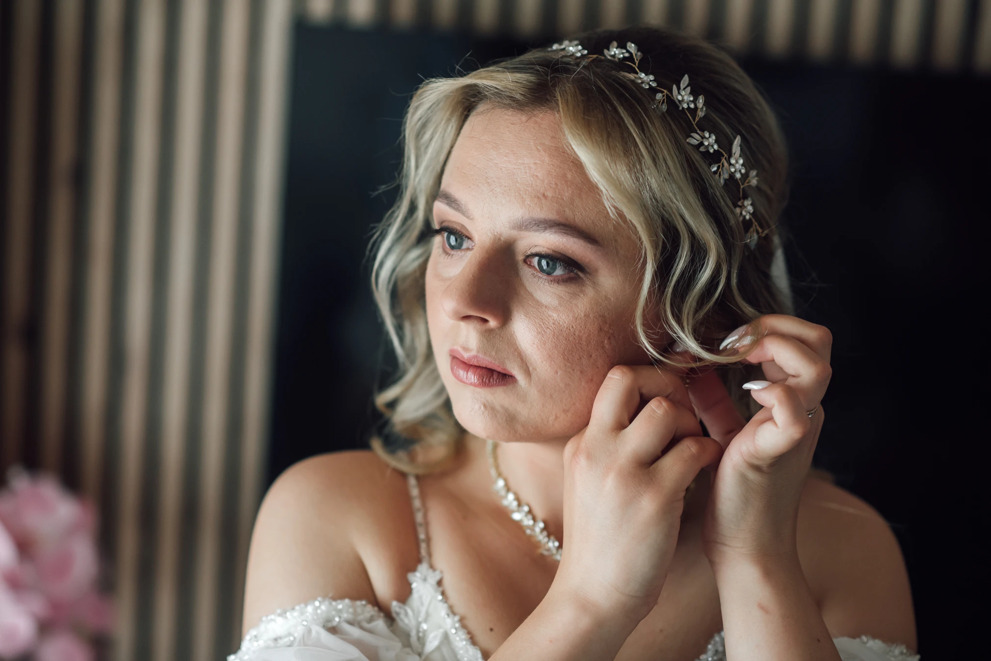 Braut fertig — Aufbruch zur standesamtlichen Trauung im Rathaus Kassel