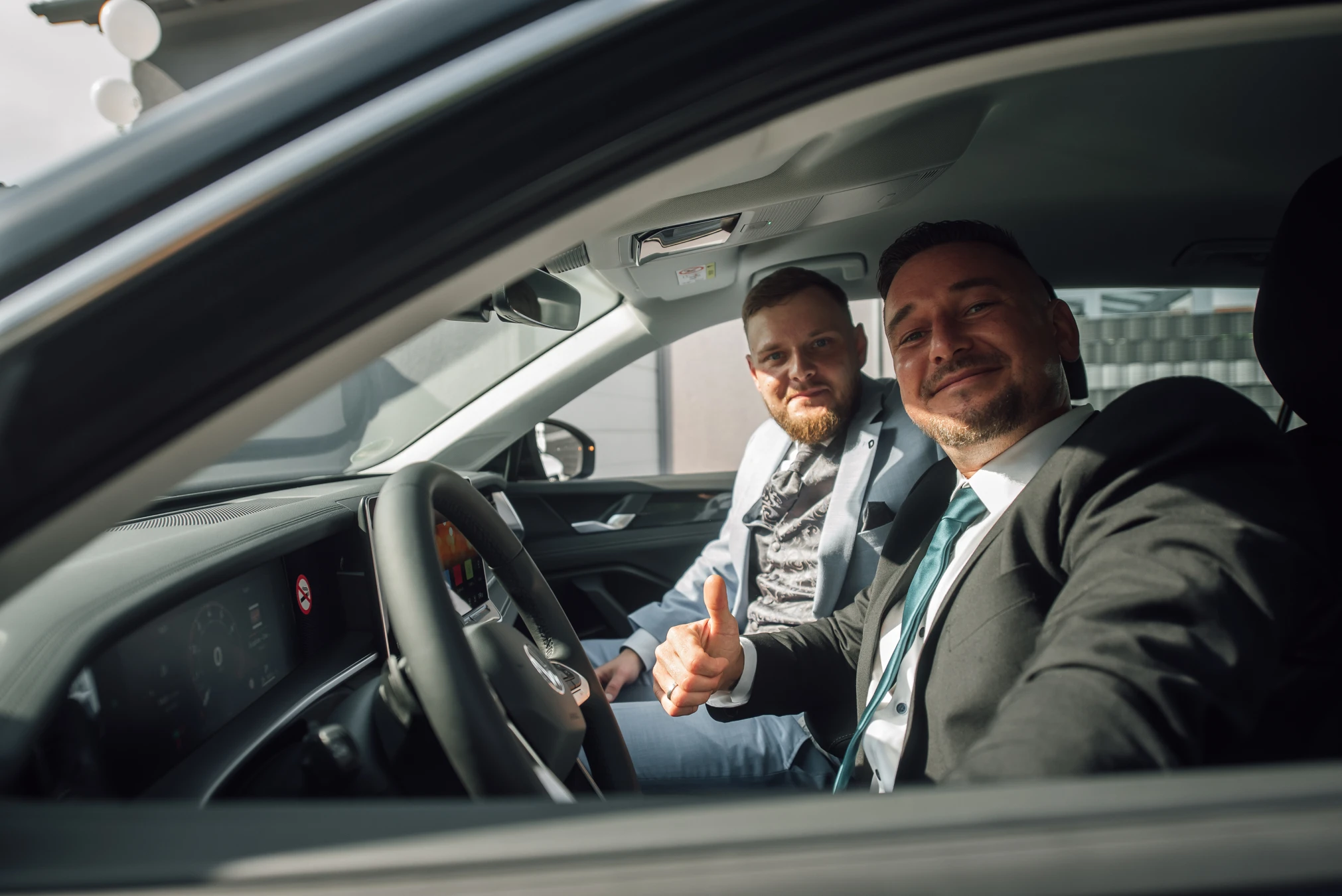 Freunde der Braut — herzliche Begrüßung vor der Trauung im Rathaus