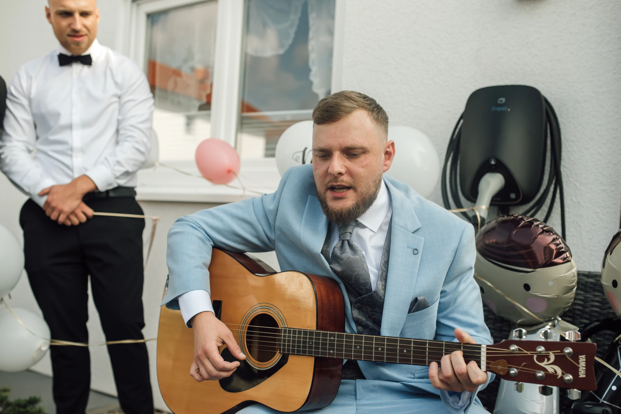 Gäste versammeln sich zuhause — Hochzeit V & M Kassel