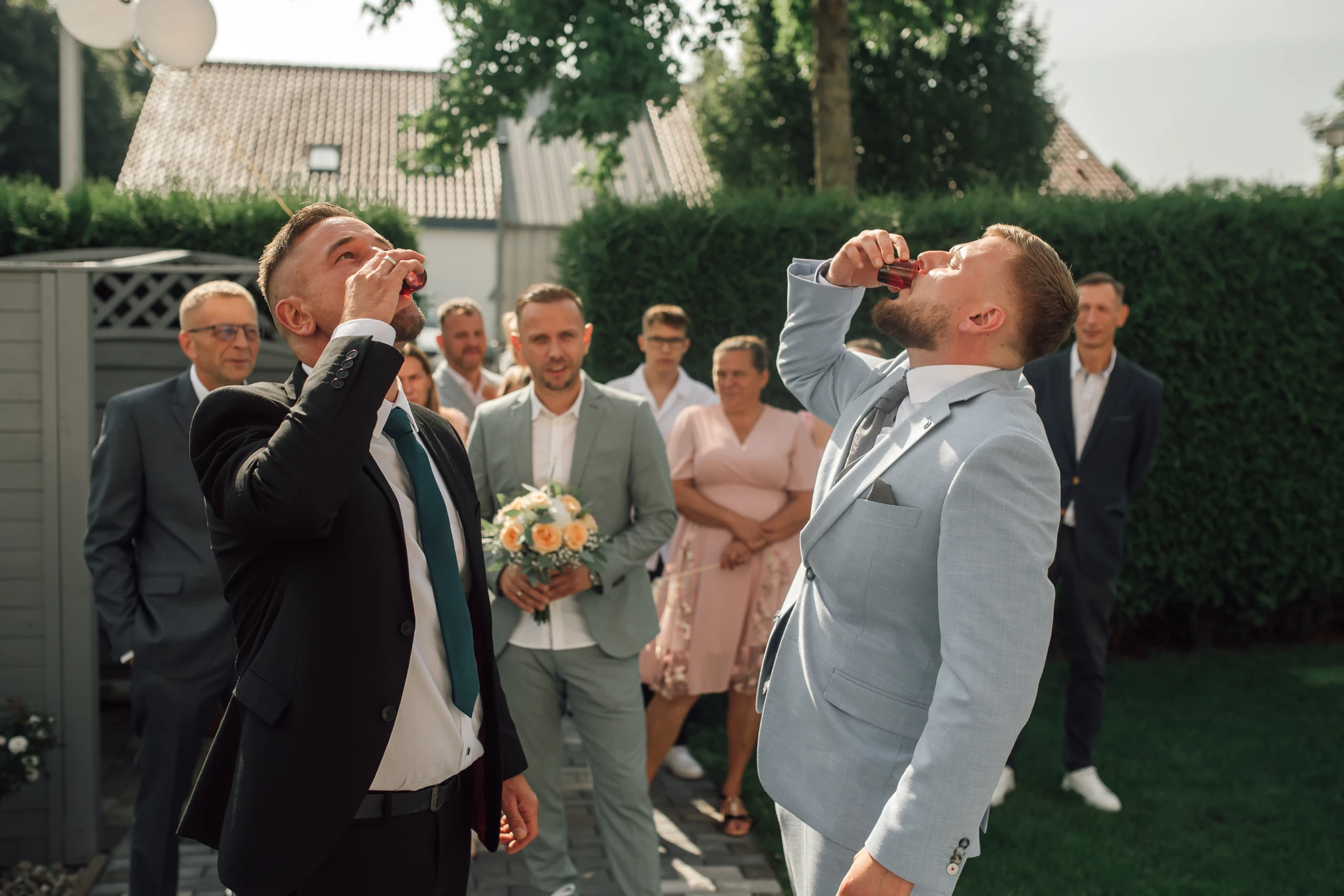 Umarmung und Lachen — Ankunft der Gäste, Hochzeitsreportage Kassel